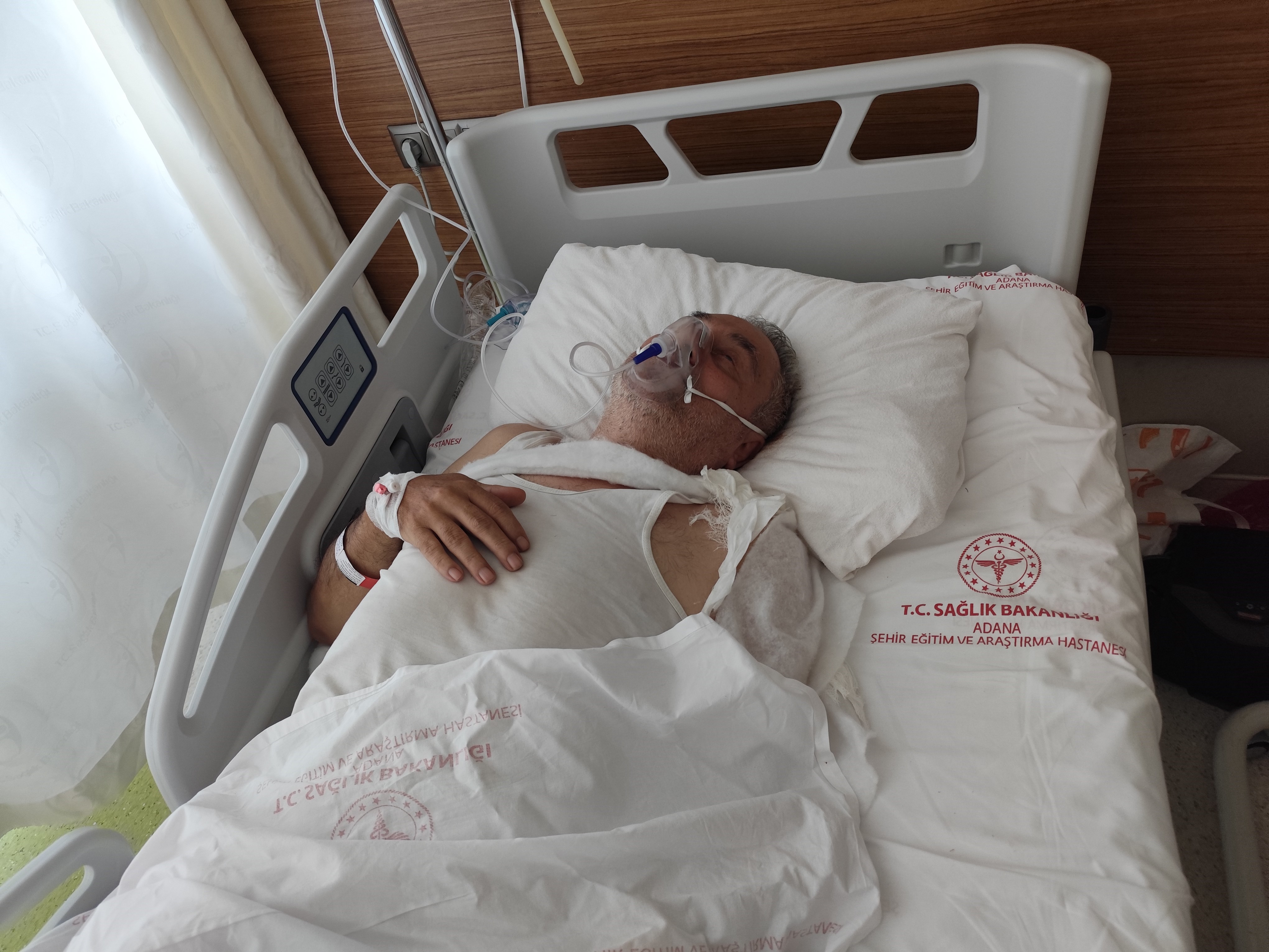 Adana’da motosiklet bisikletliye çarpıp kaçtı: Yaralı adamın oğlundan tepki