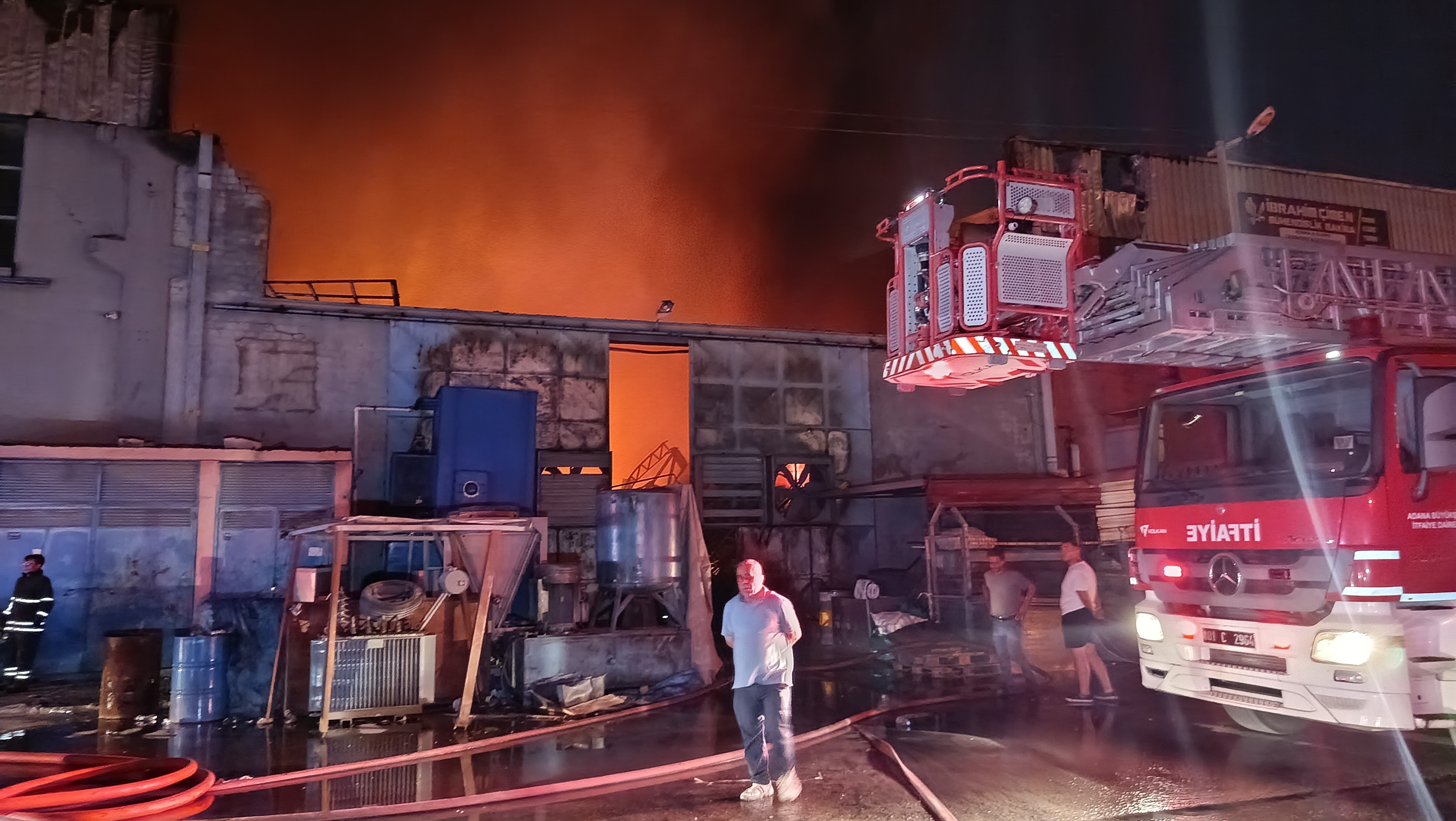 Adana’da ayakkabı tabanı fabrikasında büyük yangın
