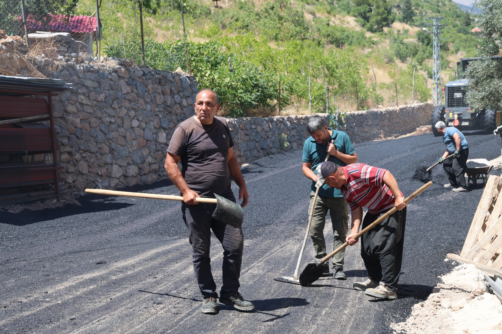 Saimbeyli’de kavurucu sıcakta asfalt mesaisi