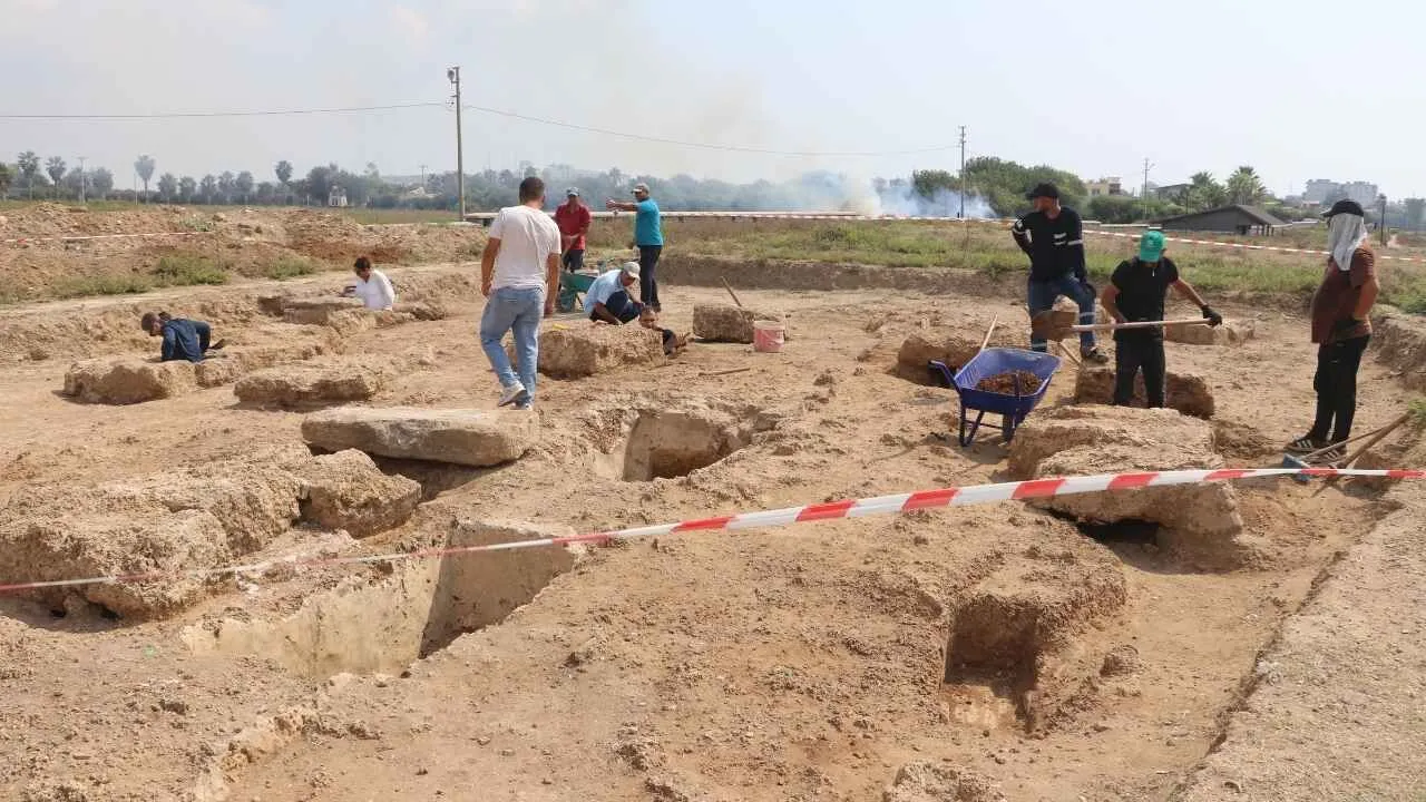 Yumurtalık’ta 10 antik mezar gün yüzüne çıkarıldı