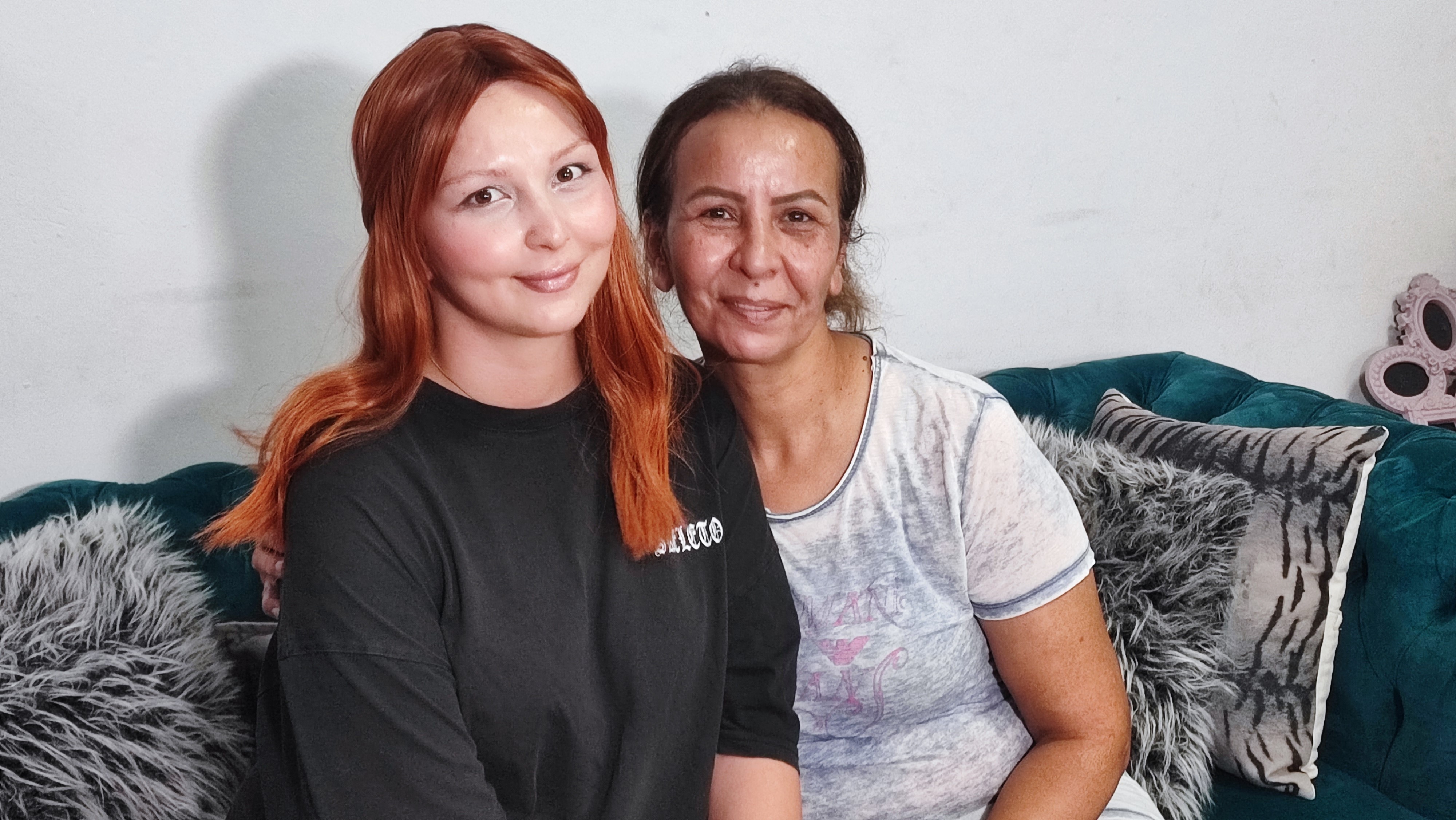 Adana’da anne-kız aynı mücadeleyi kazandı: Kanseri yenen genç hemşire sevincini konvoyla kutladı
