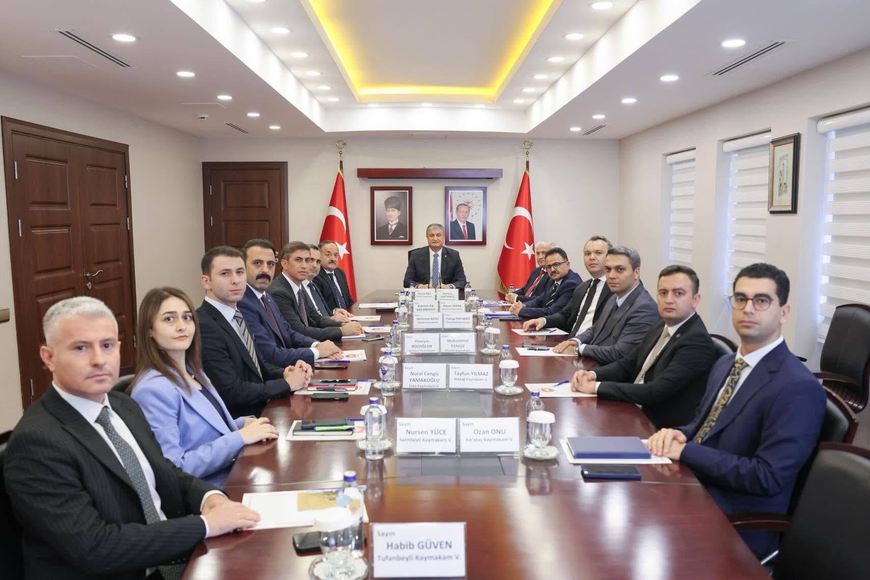 Vali Mustafa Yavuz kaymakamlarla ilçelerin gündemini değerlendirdi