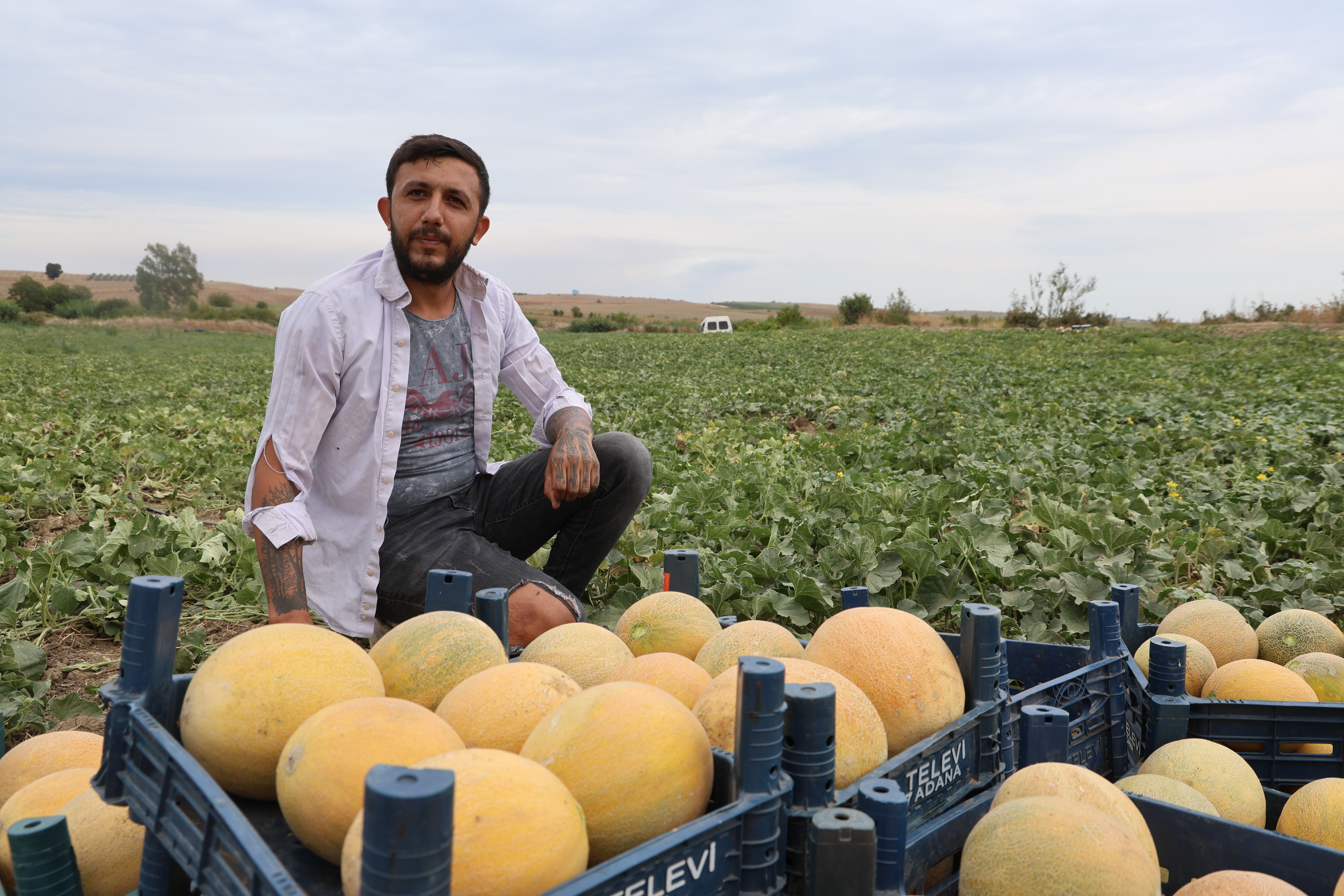Kozan’da üretici aracıyı çıkardı, kavunu pazarda kendisi satıyor