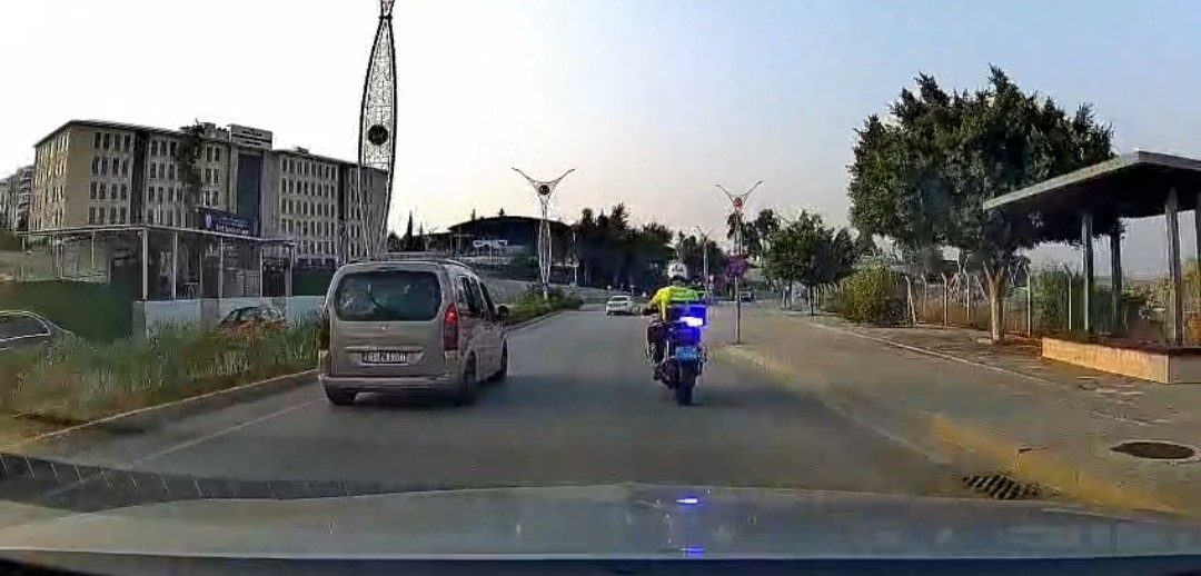 Adana’da yaralanan küçük çocuk polis eskortuyla hastaneye yetiştirildi