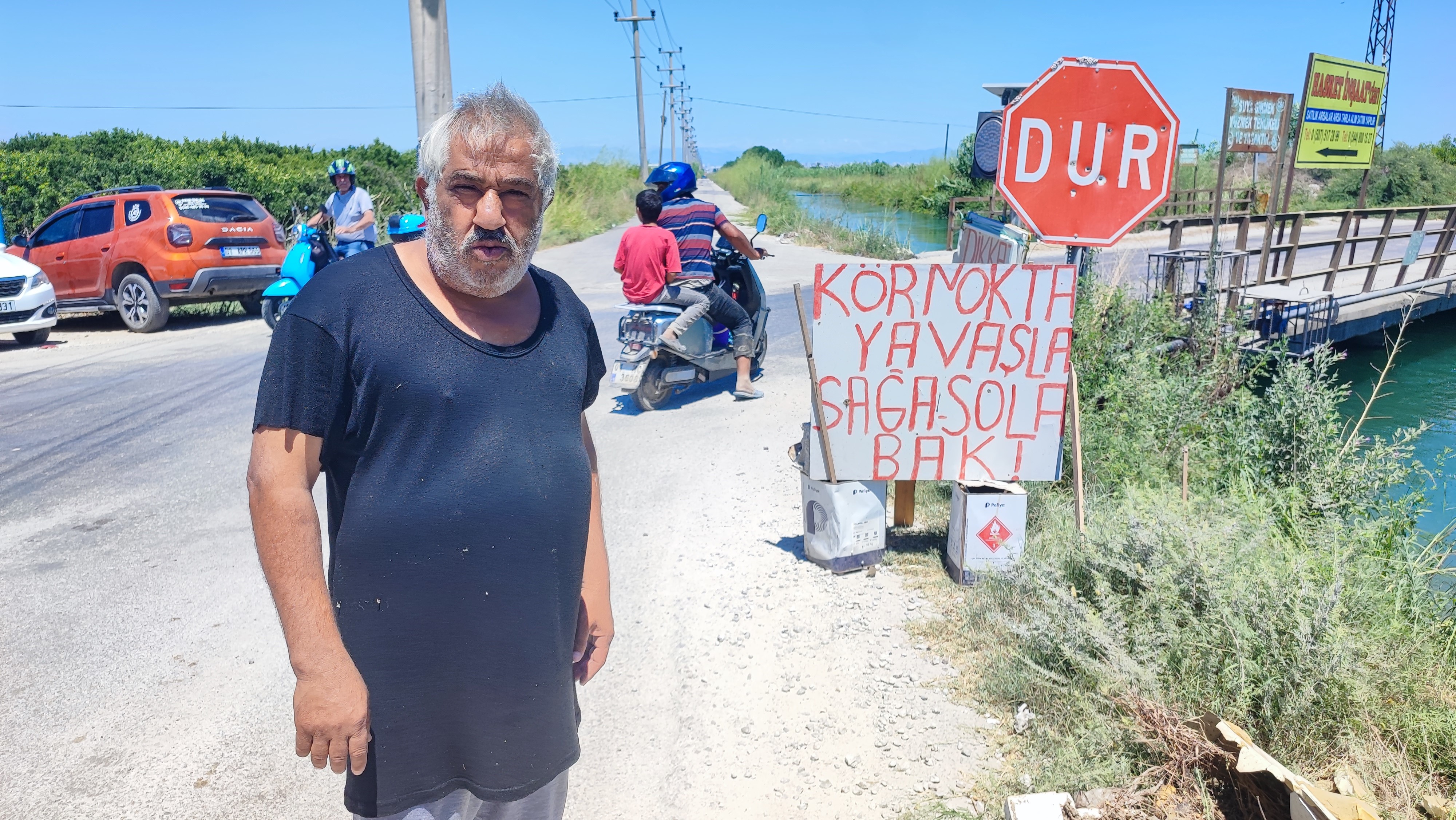Adana’da kazaların eksik olmadığı yola vatandaş kendi tabelasını yaptı