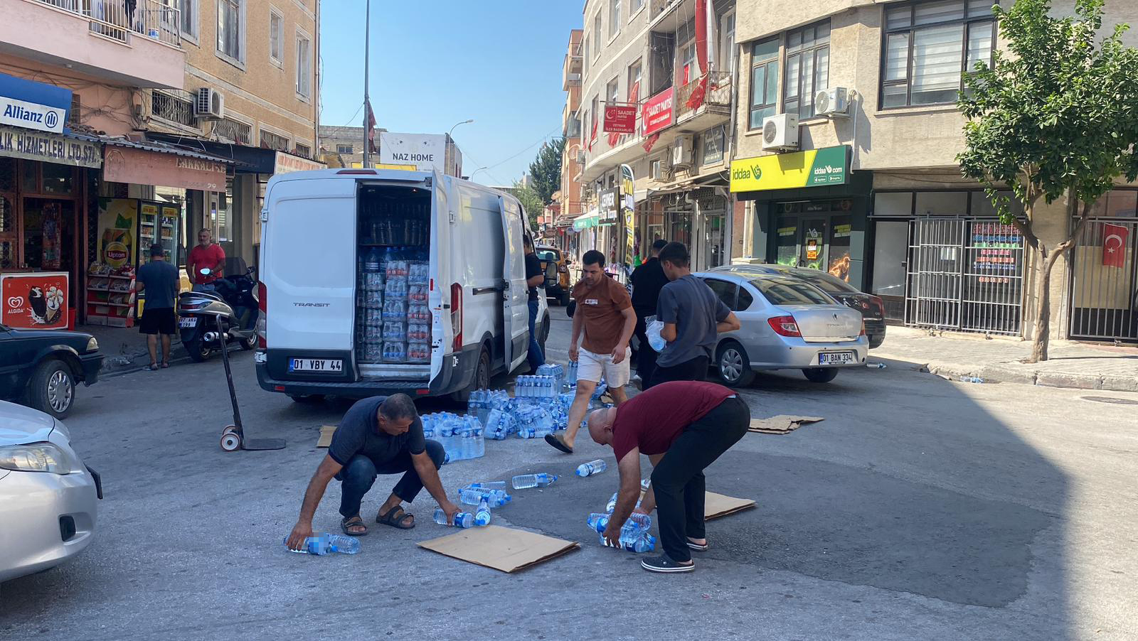 Ceyhan’da yola dökülen su şişelerini vatandaşlar topladı