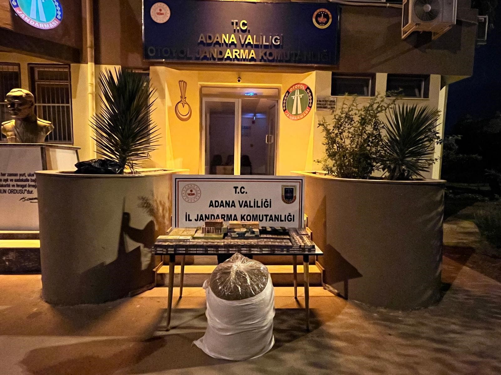 Adana’da kaçak tütün operasyonu: 2 araçta yüzlerce paket sigara ele geçirildi