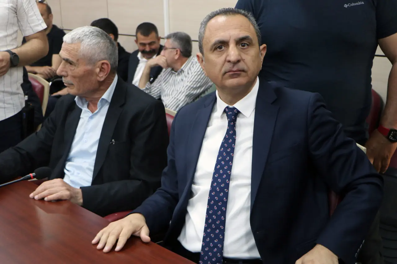 Yüreğir Belediyesi’nde yeni dönem: Tarık Özünal başkanlık makamına oturdu