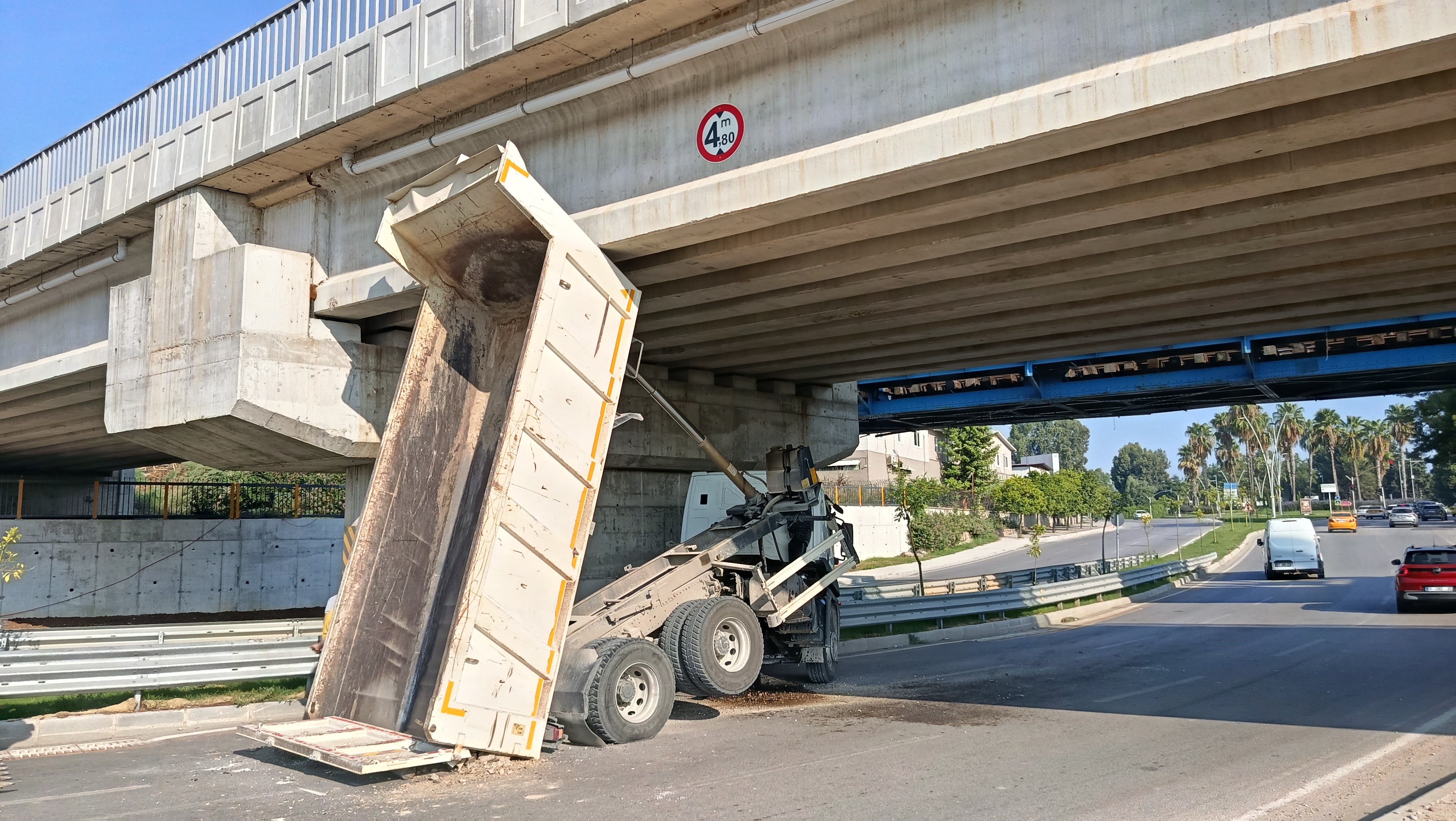 ASKİ kamyonunun damperi hızlı tren köprüsüne takıldı