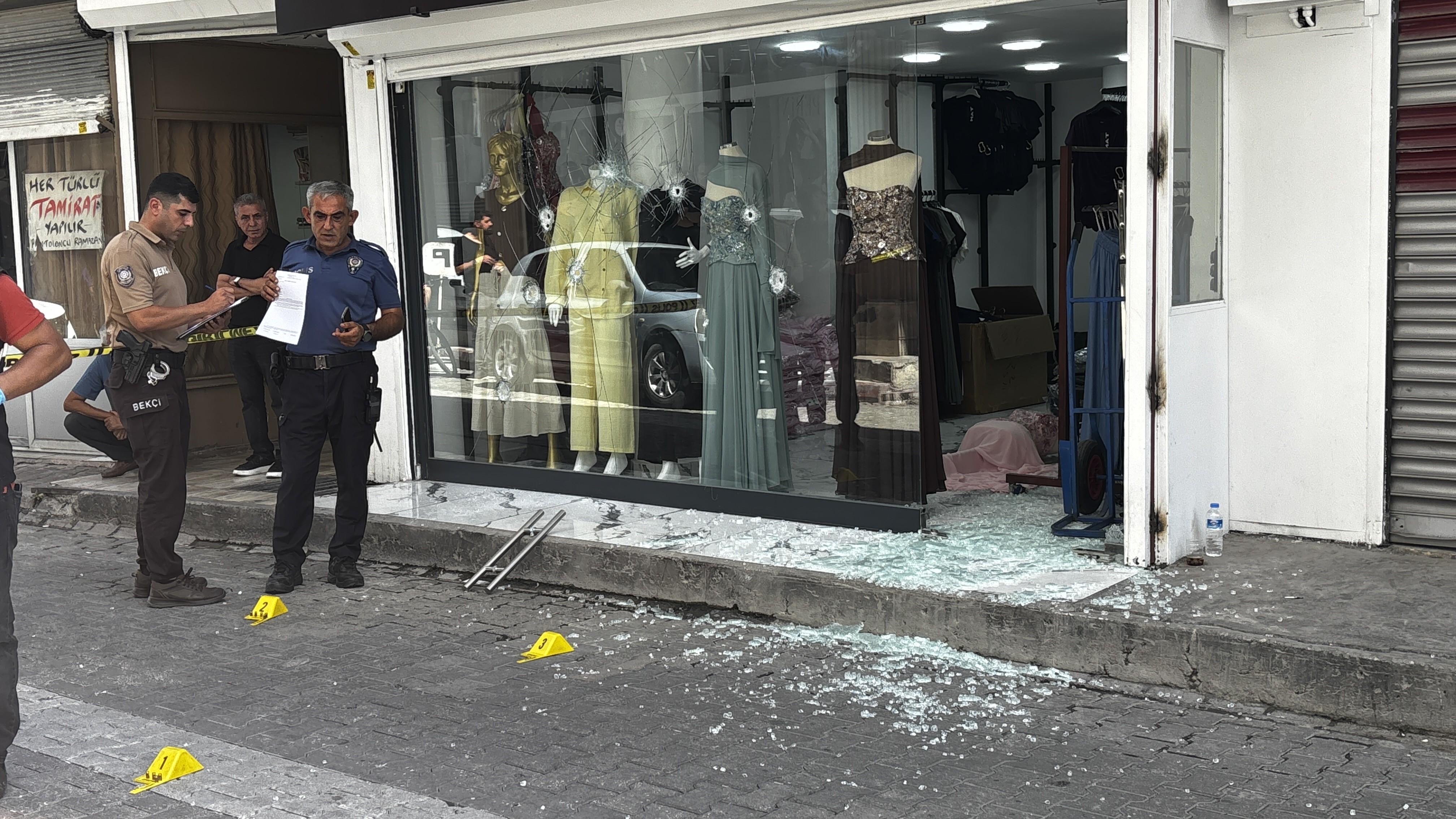 Seyhan’da iş yerine silahlı saldırı: Cama 9 kurşun isabet etti