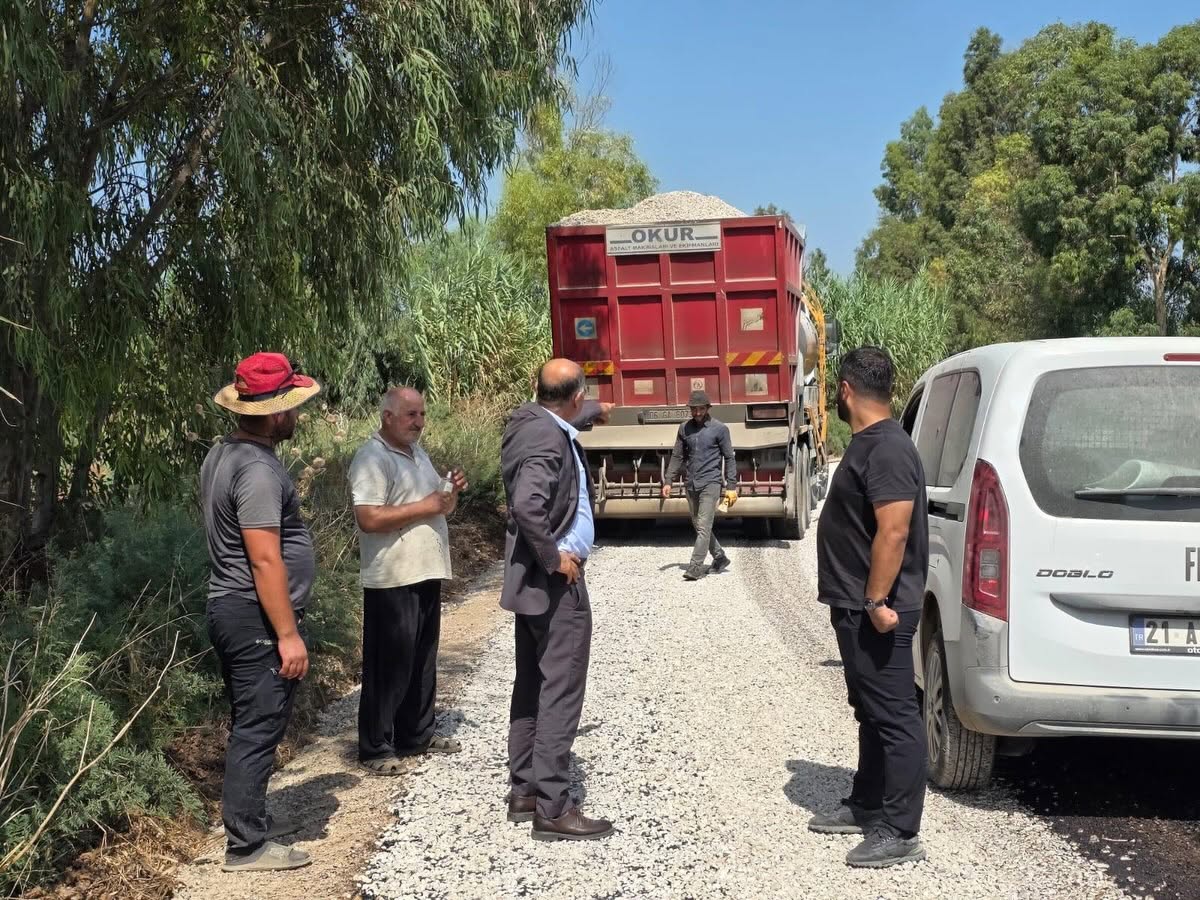 Yumurtalık’ta temizlik ve yol çalışmaları sürüyor