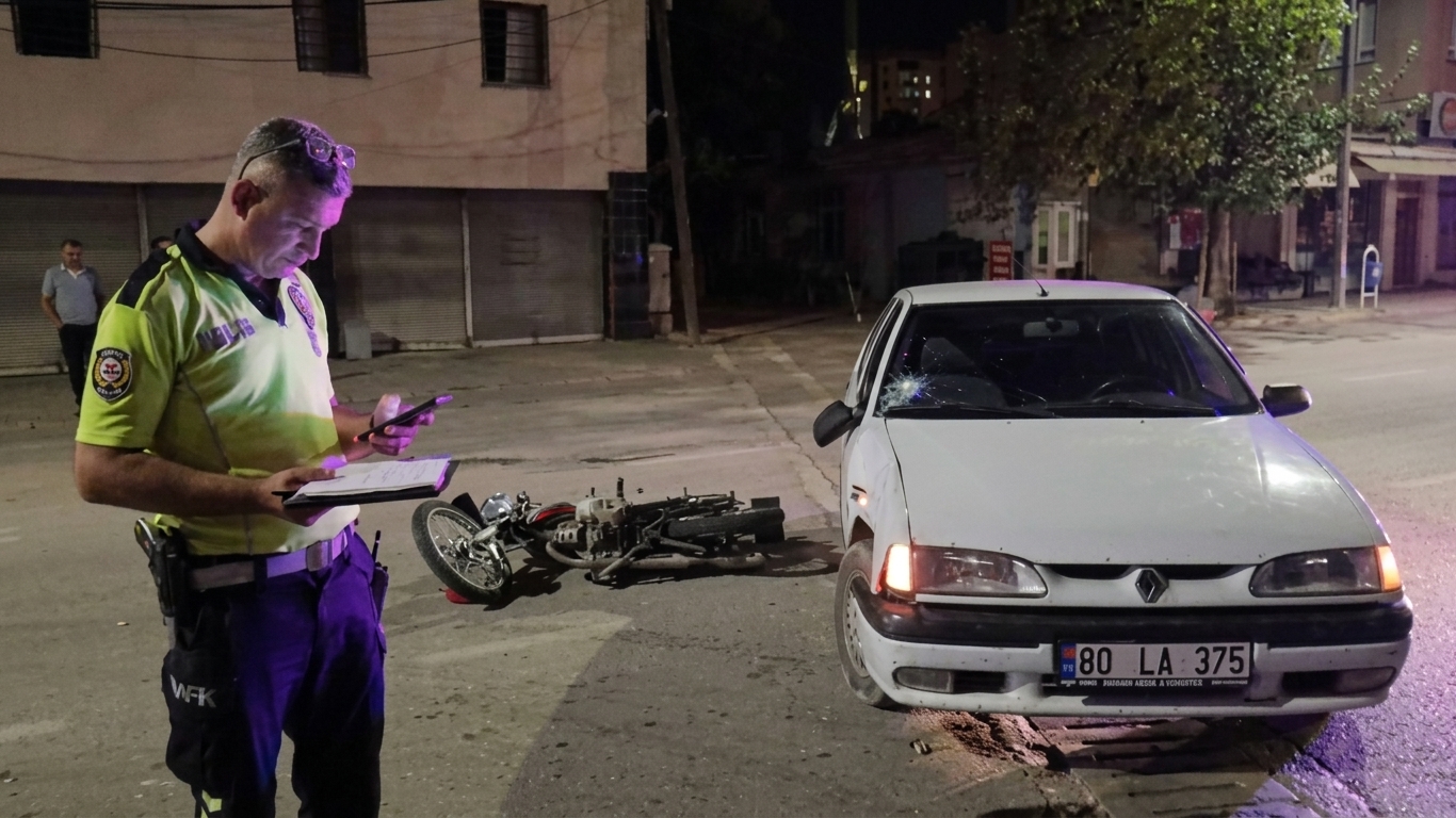 Kozan’da motosiklet yayaya çarptı: 2 kişi yaralandı