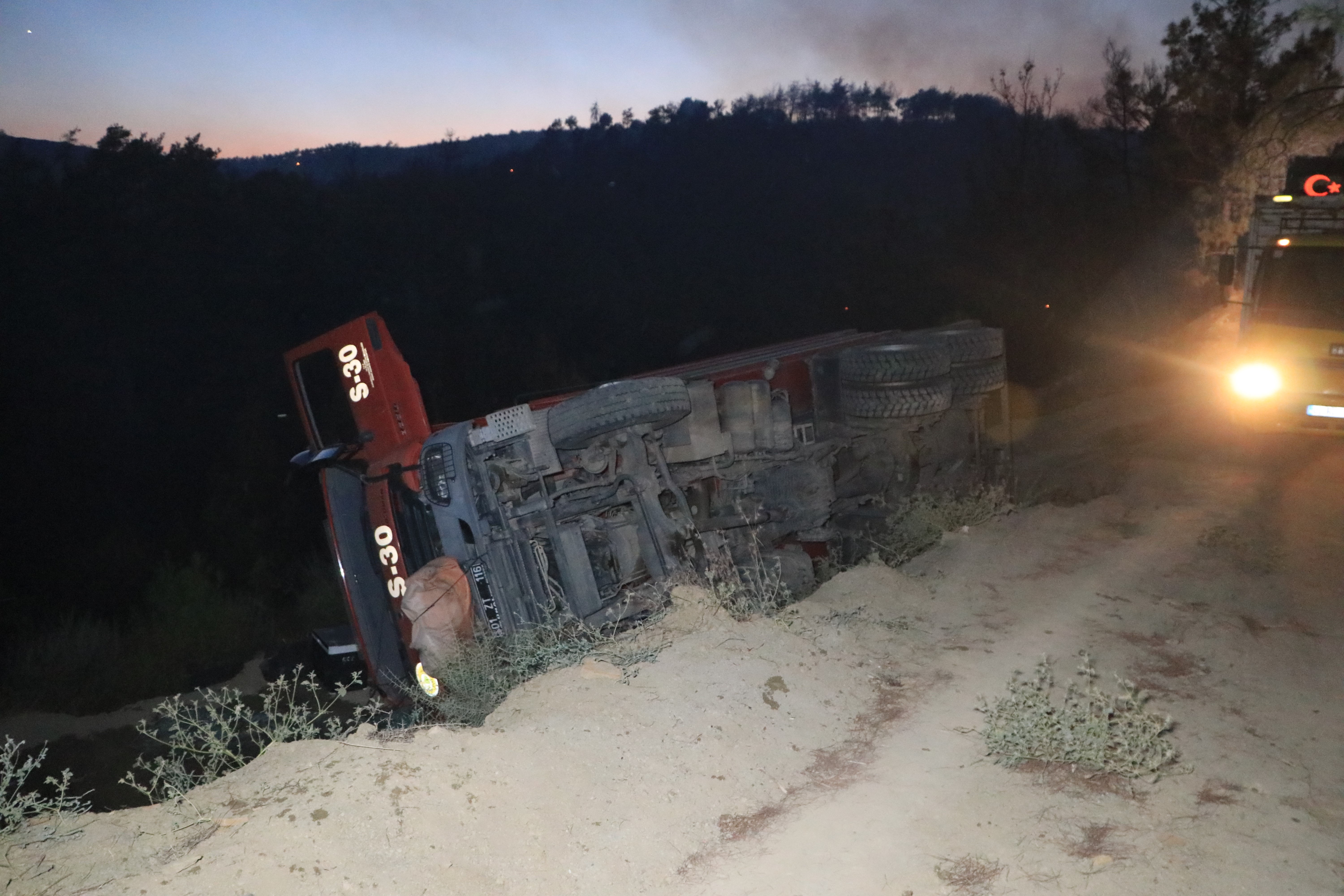 Karaisalı'da orman yangınına müdahale eden arazöz devrildi: 2 işçi yaralandı
