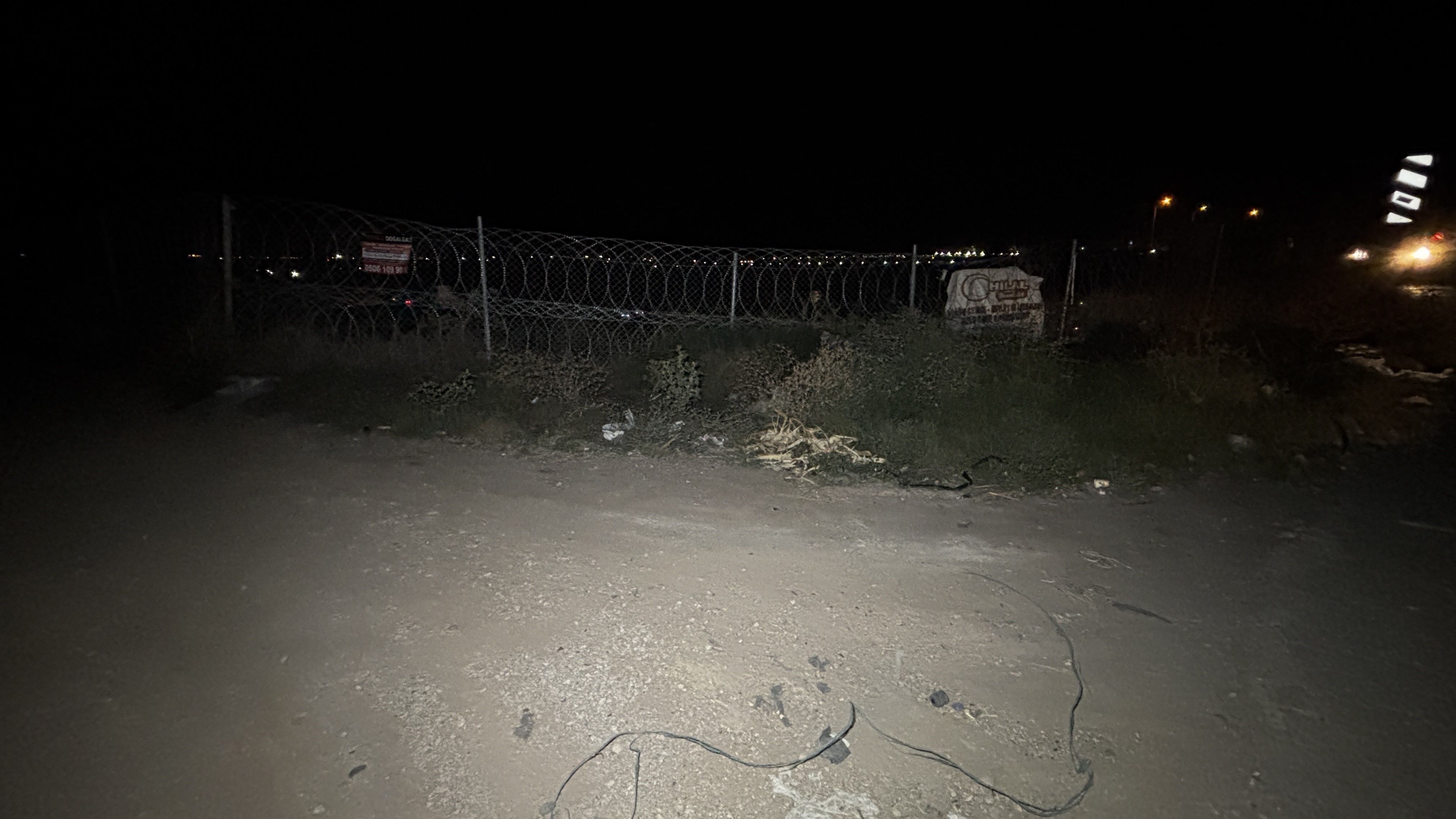 Adana’da otoyol kenarında kimliği belirsiz erkek cesedi bulundu