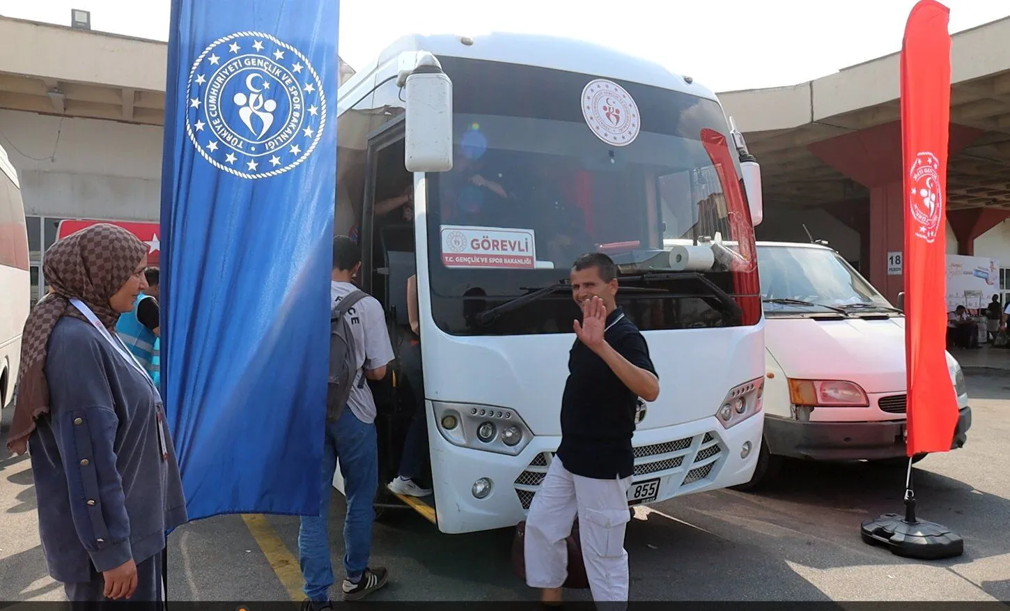 Adana’ya gelen öğrenciler otogarda karşılanıp yurtlarına ulaştırılıyor