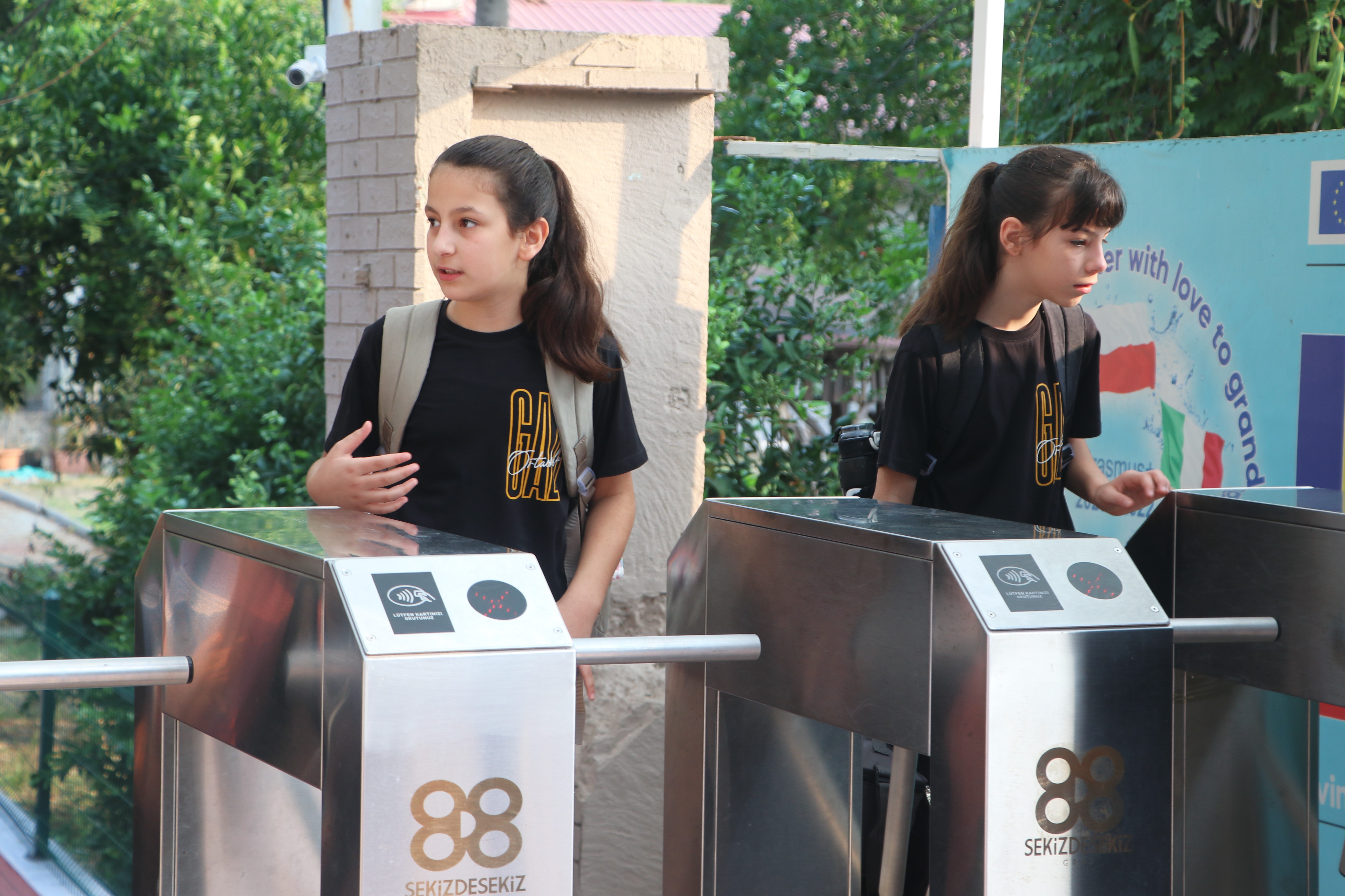 Adana’da okul güvenliğinde yeni dönem: Turnikeli giriş başladı