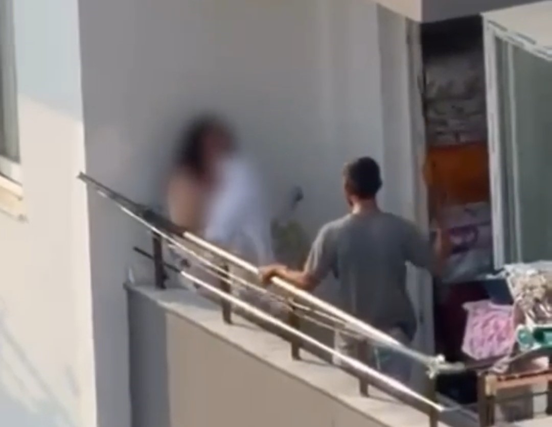 Adana’da balkonda kadını sopayla darbeden adam gözaltına alındı