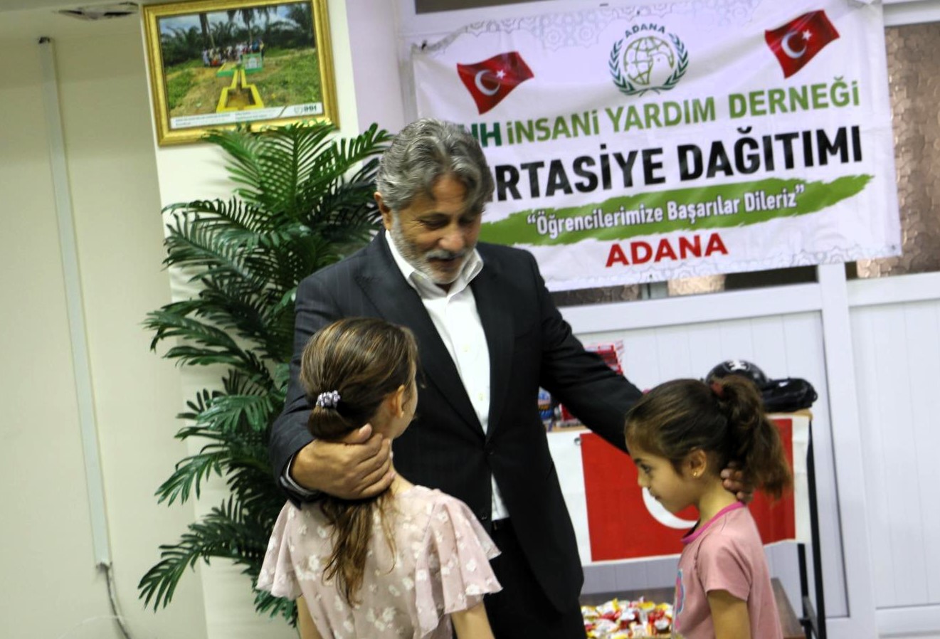 Adana İHH’dan 1.200 öğrenciye kırtasiye desteği