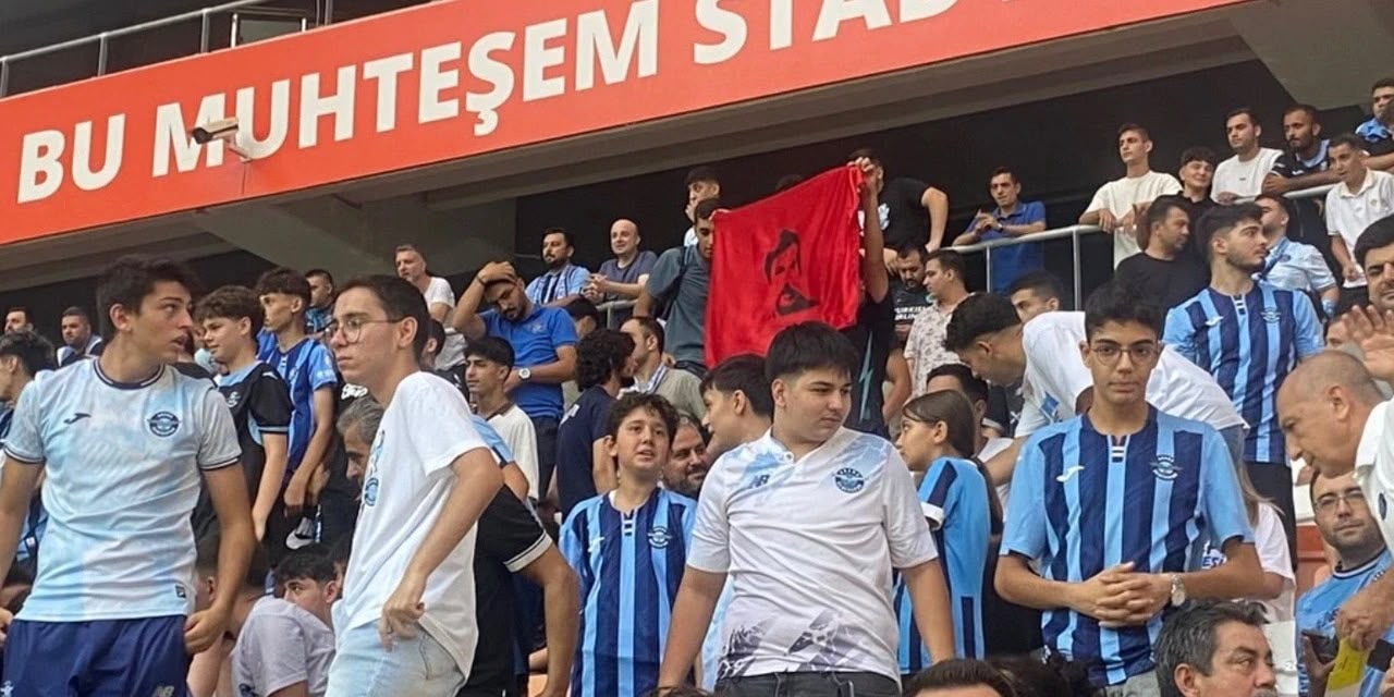 Adana Demirspor tribünlerinde Mahir Çayan bayrağı dikkat çekti