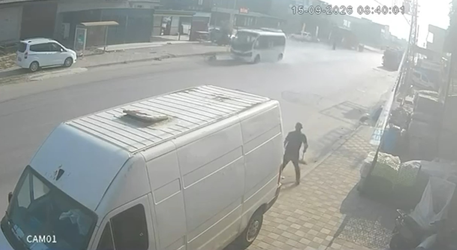 Adana’da minibüsün çarptığı 11 yaşındaki çocuk ağır yaralandı