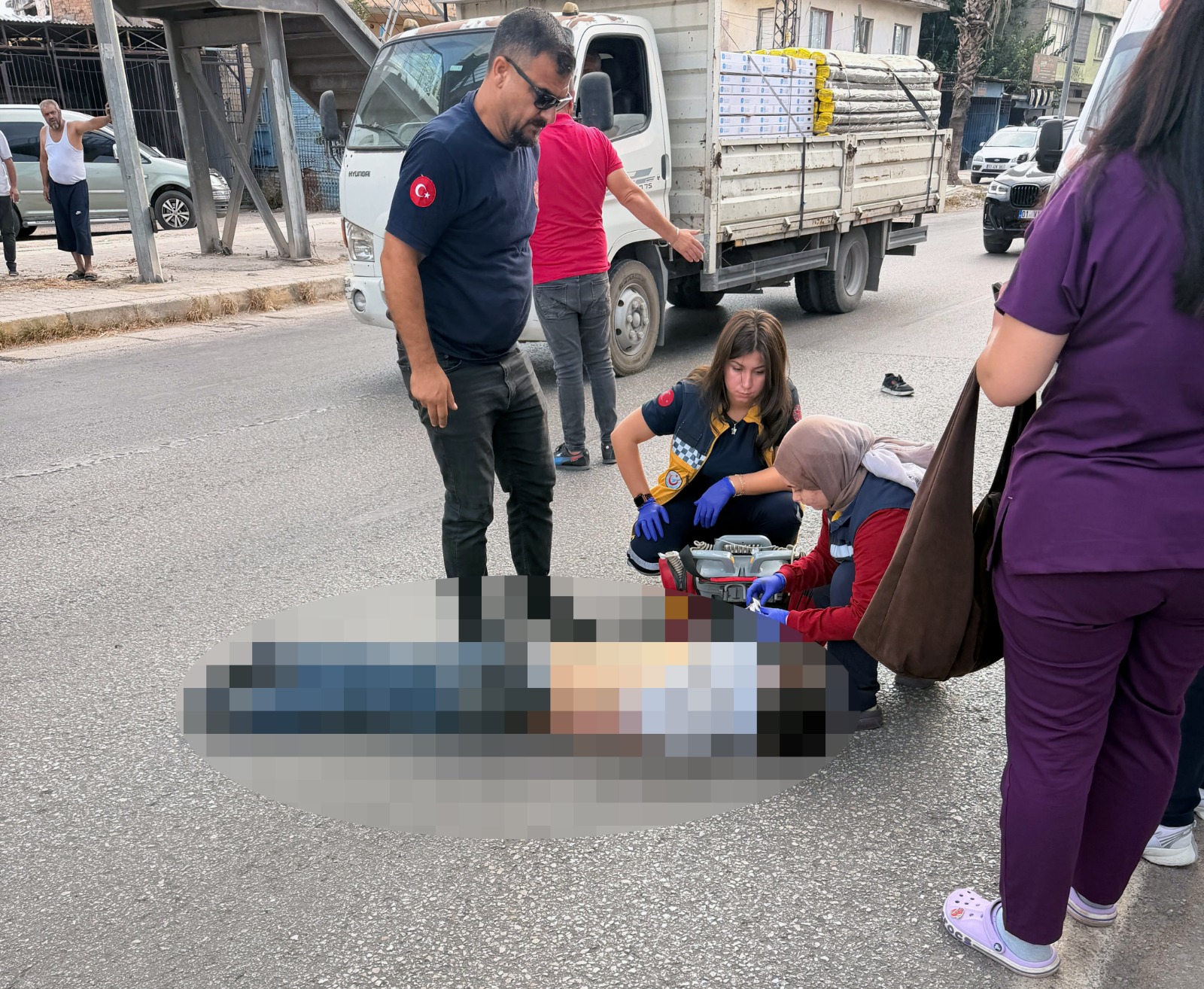Adana’da üst geçitten düşen kişiye minibüs çarptı: Hayatını kaybetti