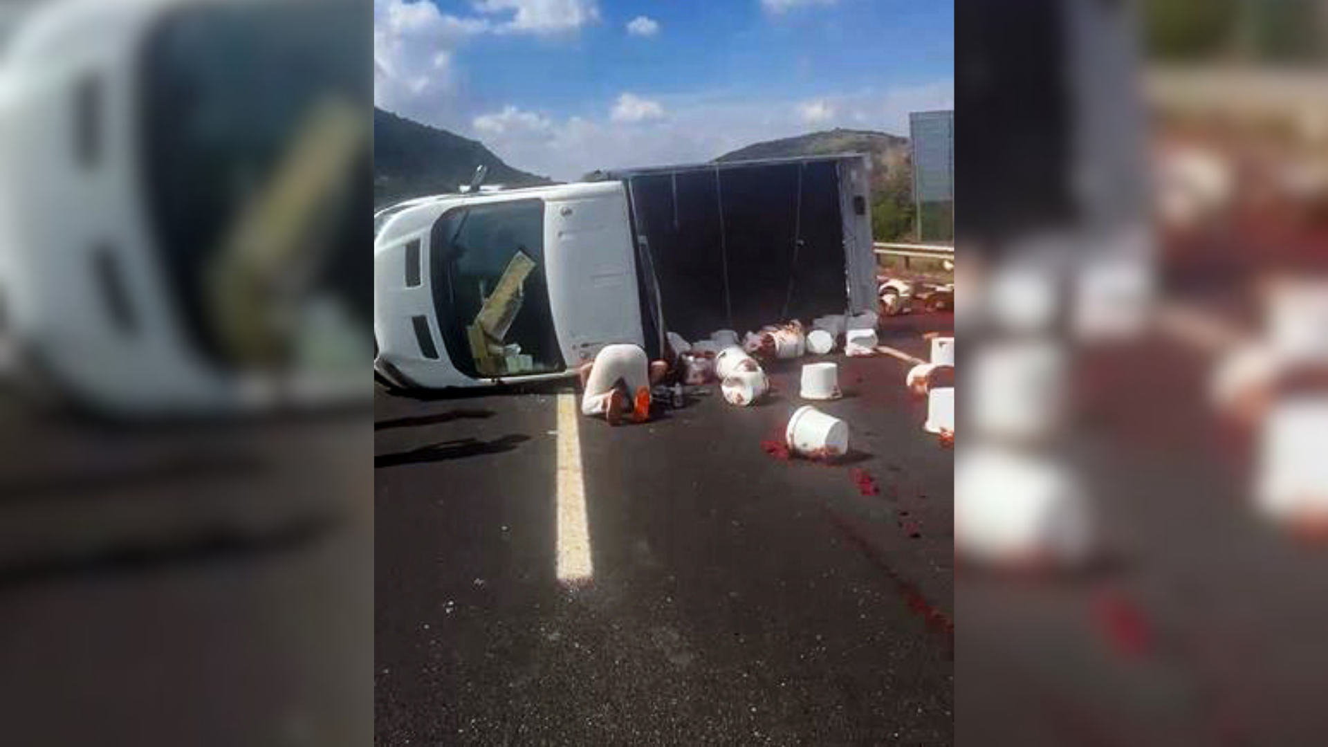 Adana’da salça yüklü kamyonet devrildi