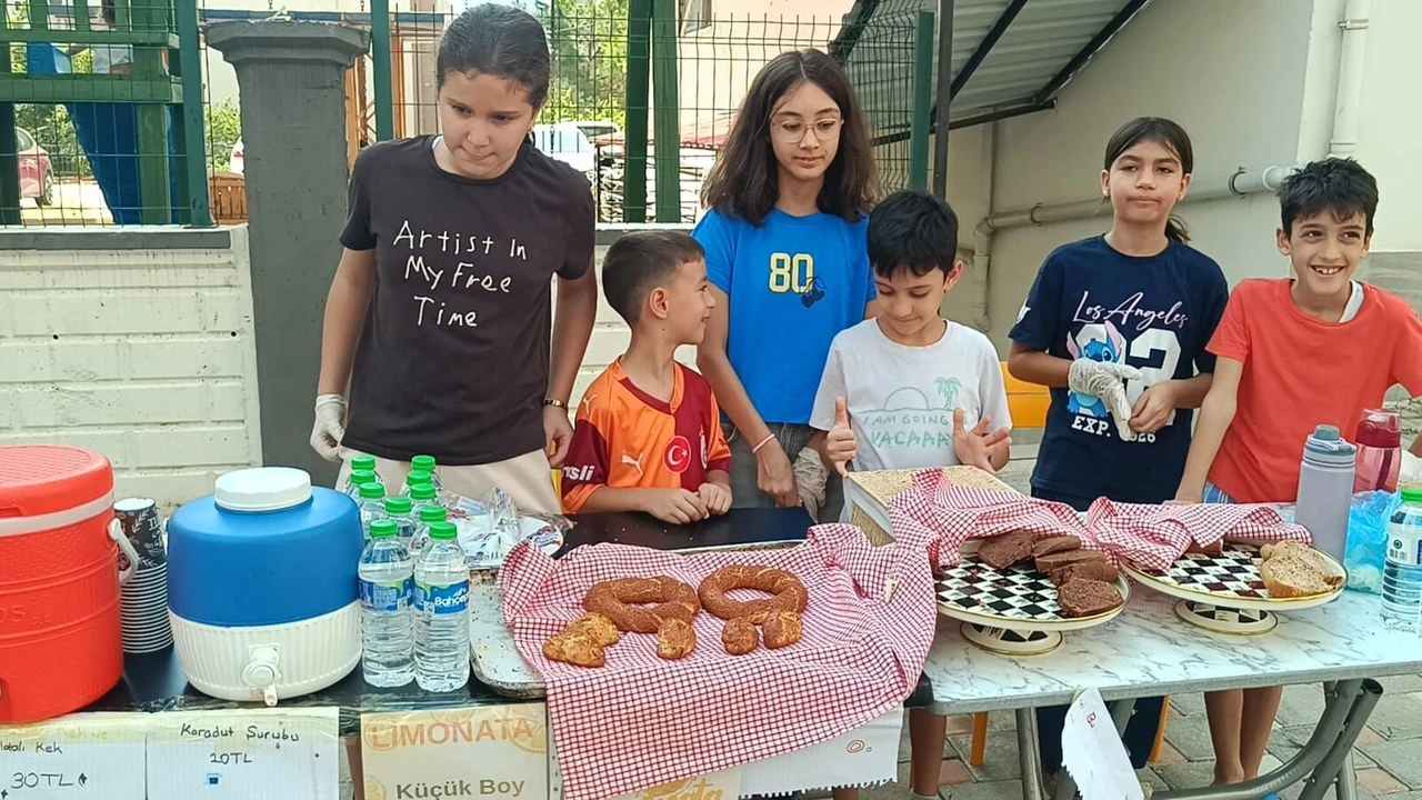 Kozan’da çocuklardan yangınzedelere örnek destek