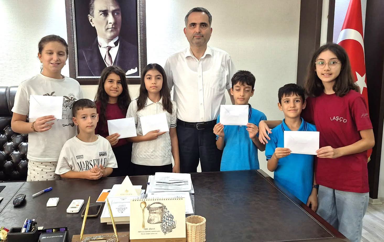 Kozan’da çocuklardan örnek dayanışma: Topladıkları 15 bin lirayı Kaymakamlığa teslim ettiler