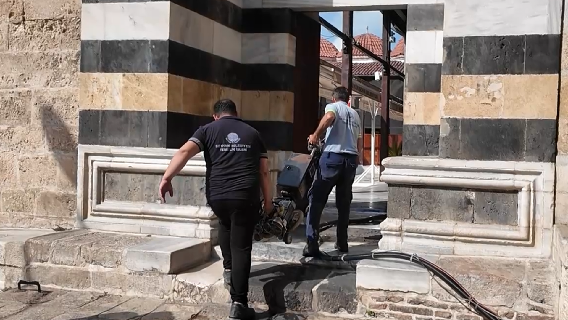 Seyhan Belediyesi'nden ibadethanelerde kapsamlı temizlik çalışması
