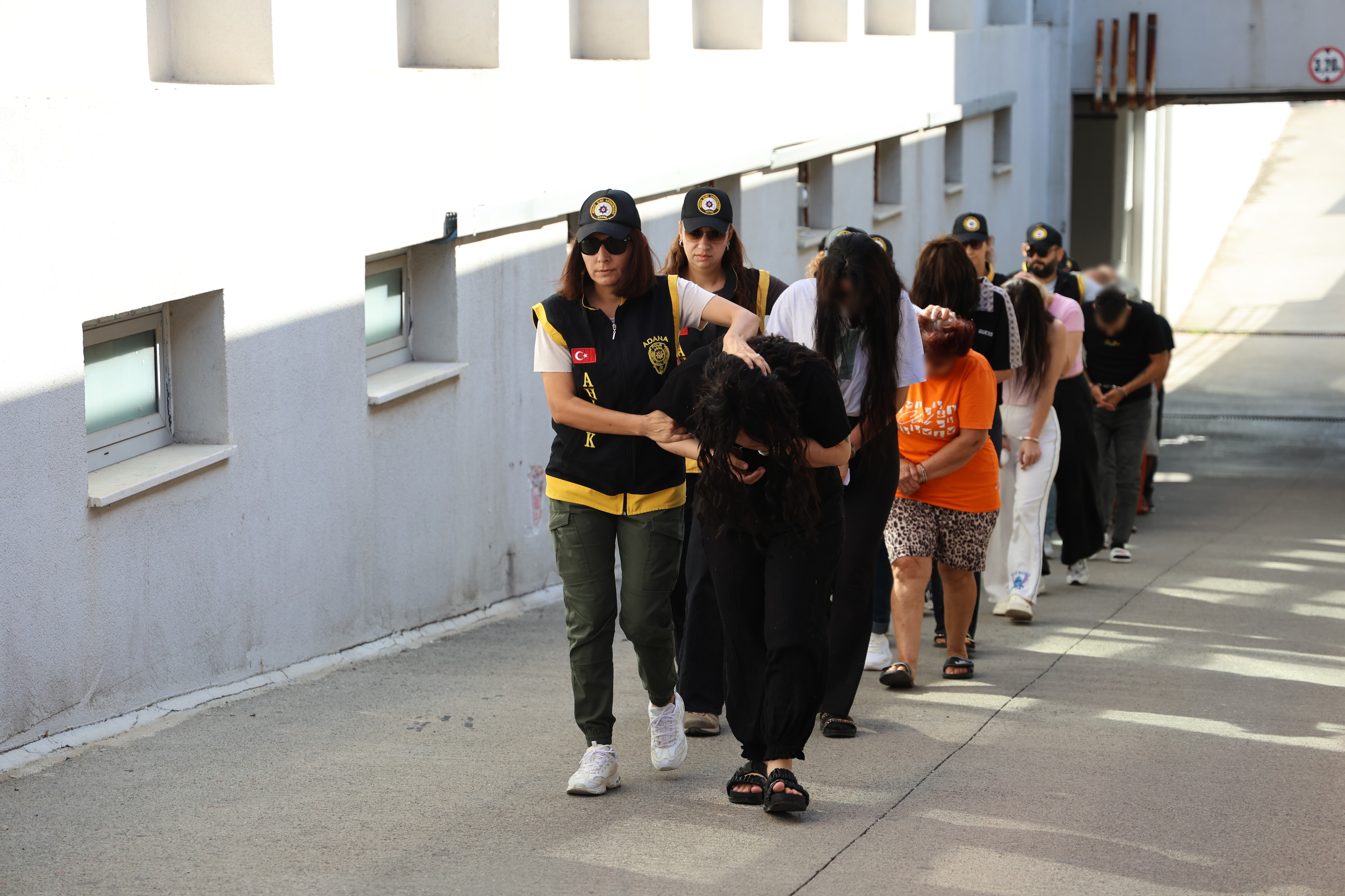 Adana merkezli fuhuş operasyonunda 17 tutuklama: 210 milyon liralık para hareketi