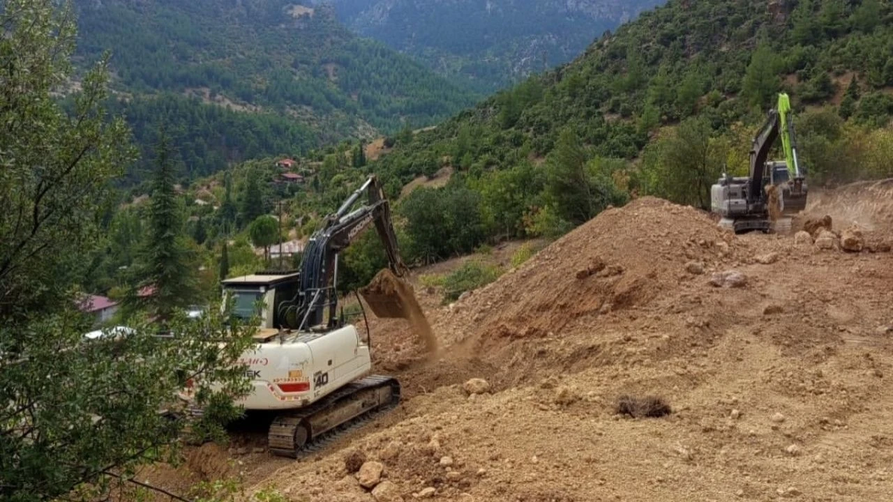 Saimbeyli’nin Himmetli Mahallesi’ne halı saha yapılıyor