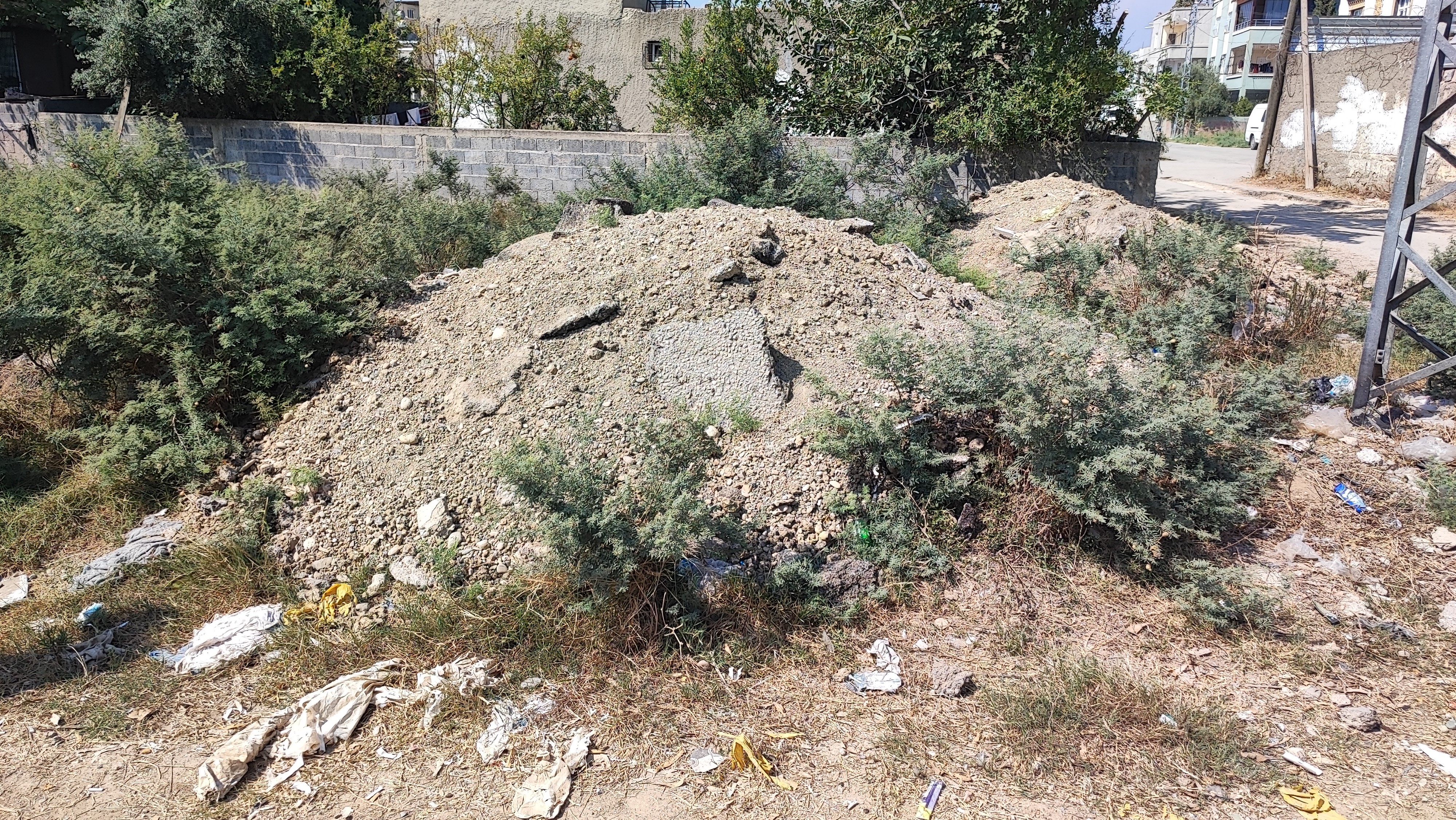 Adana’da altyapı çalışması bitti, atıklar boş arazilerde kaldı