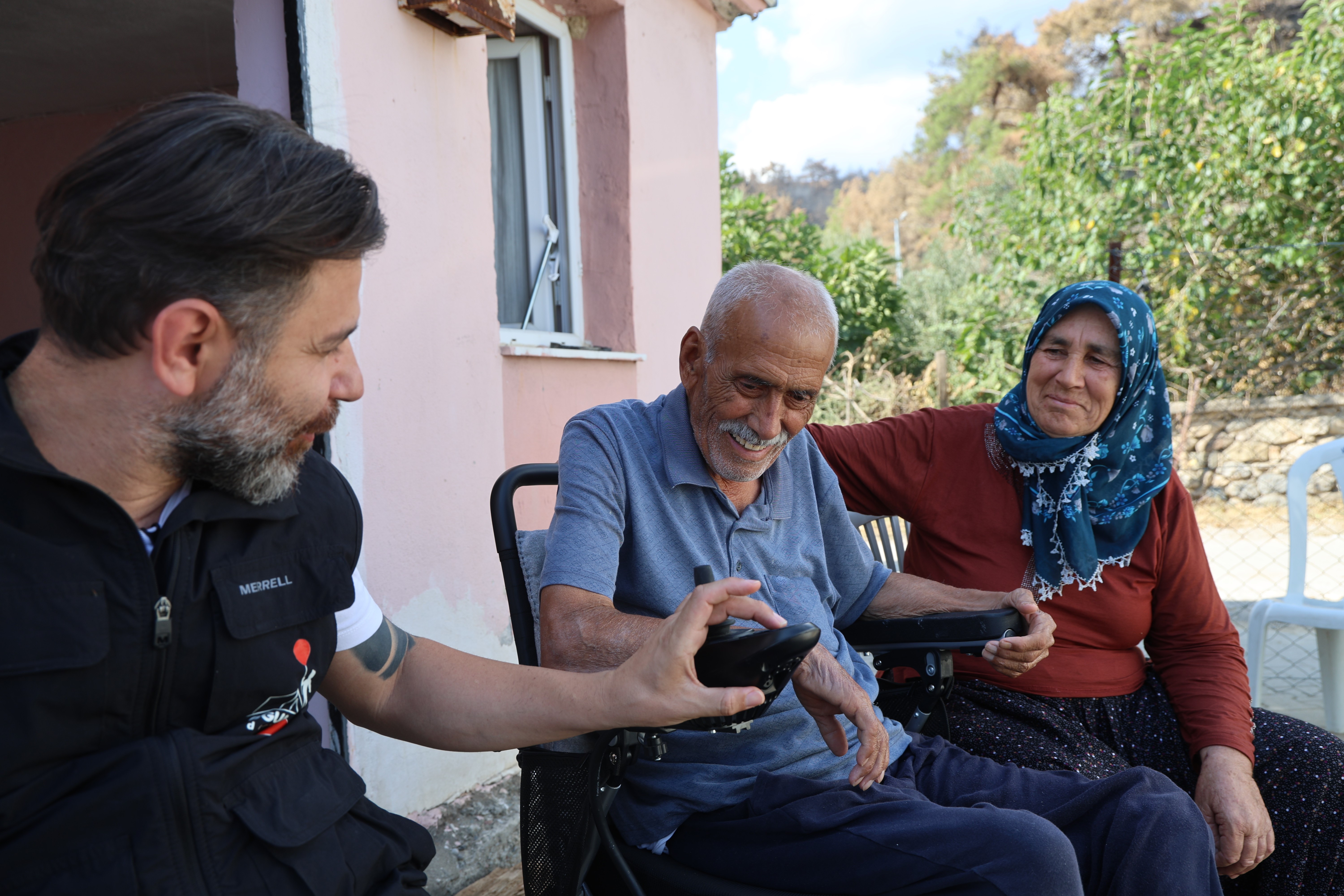 Yangında evleri kül olan yaşlı çiftin yüzü yardımlarla güldü