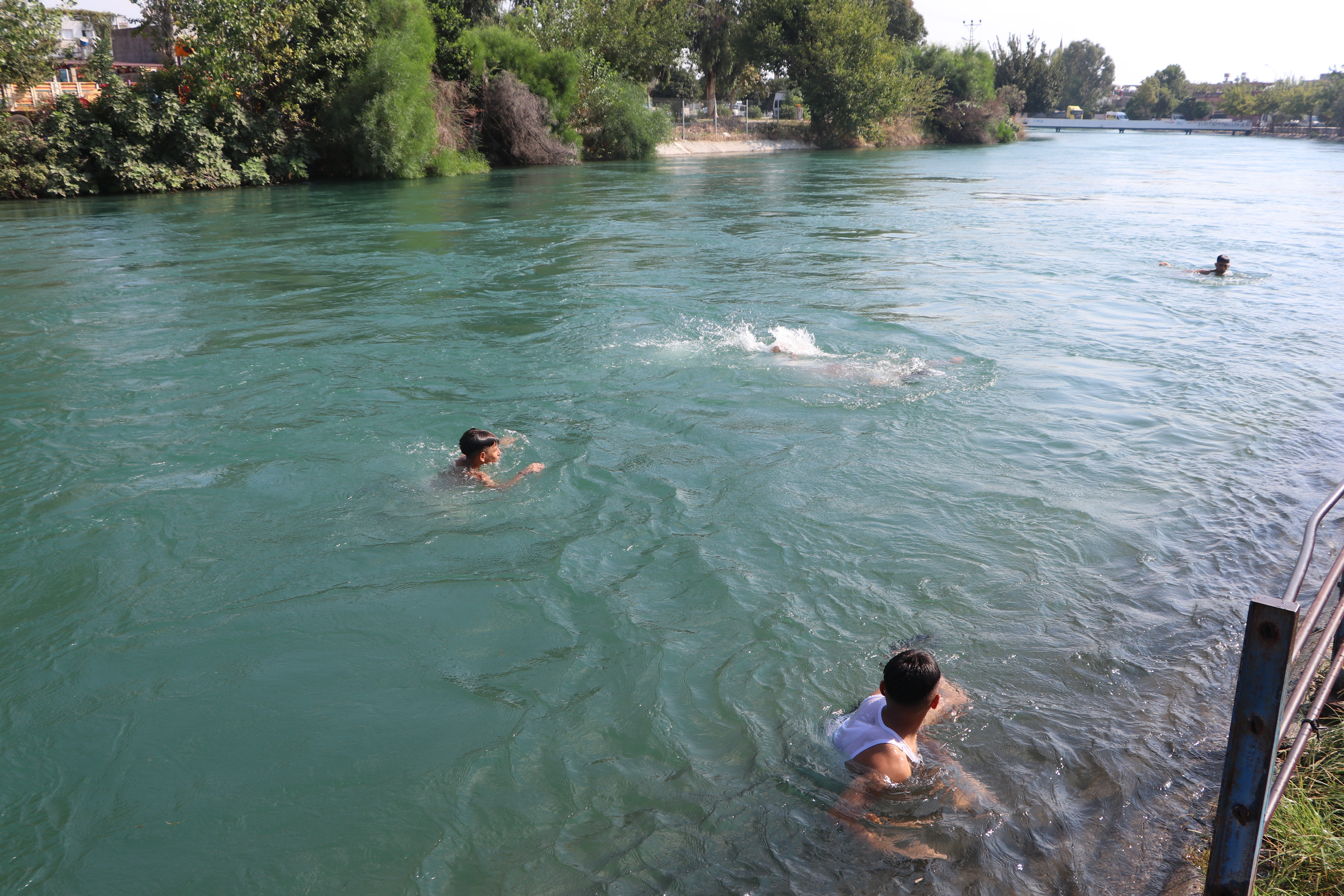 Adana'da çocukların tehlikeli serinliği eylül ayında da sürüyor