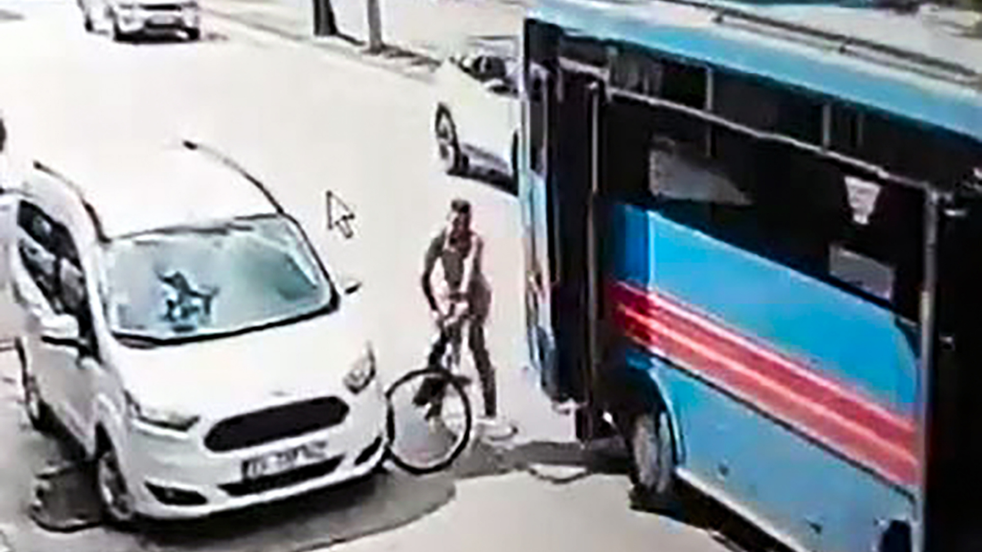 Adana’da halk otobüsünün açık kapısı bisikletliye çarptı: Şoför durmadan yoluna devam etti
