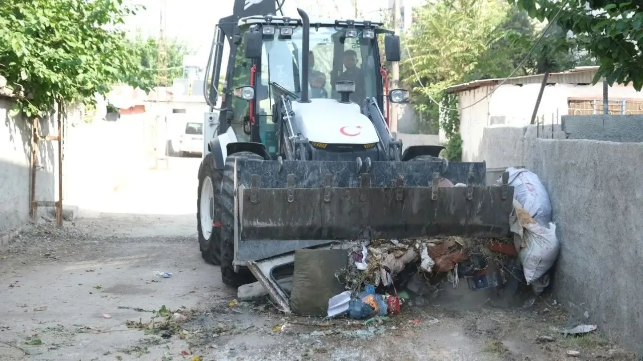 Ceyhan Belediyesi temizlik çalışmalarını ilçe genelinde sürdürüyor