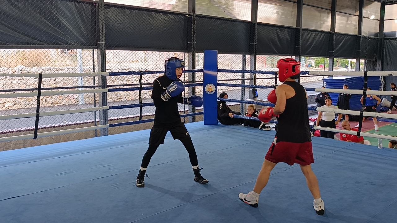 Genç Kadınlar Boks Milli Takımı, şampiyonalar öncesi Kozan’da kampa girdi