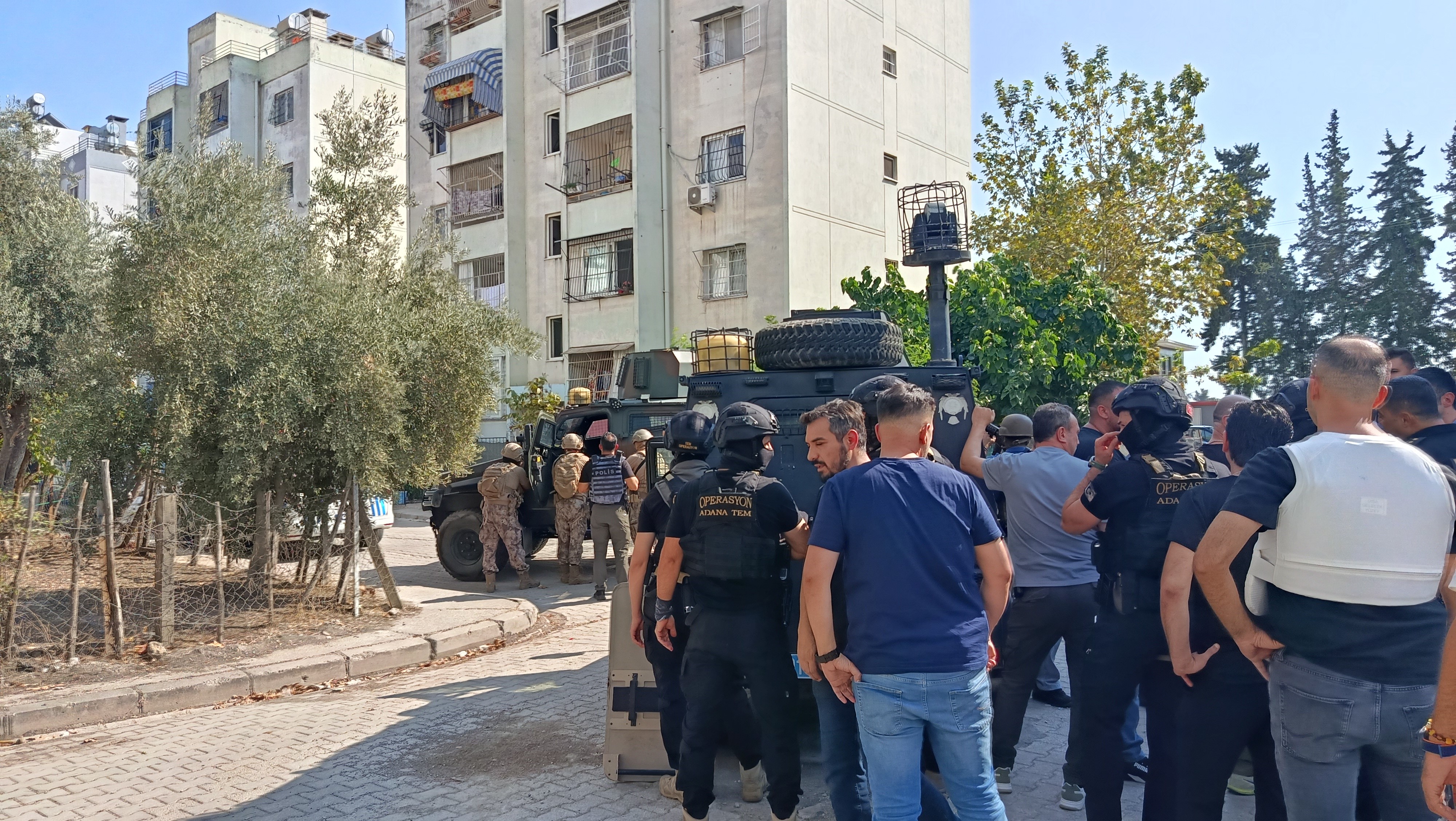 Adana’da kesinleşmiş hapis cezası olan şahıs elindeki patlayıcıyla polise direniyor