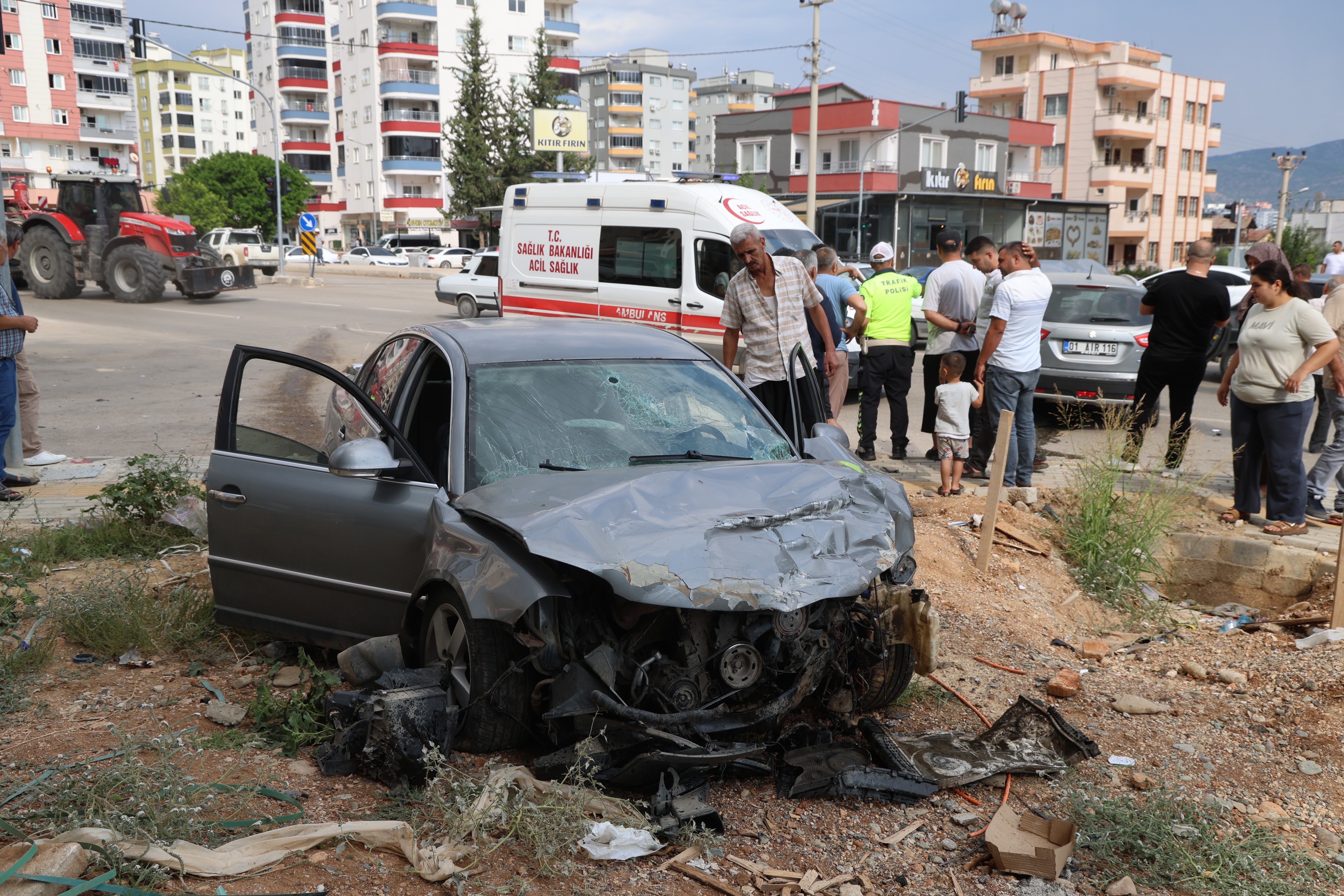 Kozan’da iki otomobil kavşakta çarpıştı: 4 kişi yaralandı