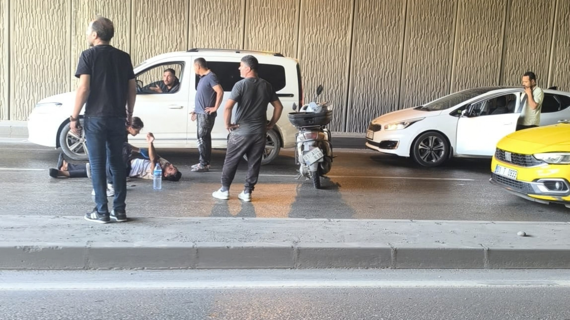 Adana’da Havaalanı Kavşağı Alt Geçidi’nde motosiklet kazası: 2 yaralı