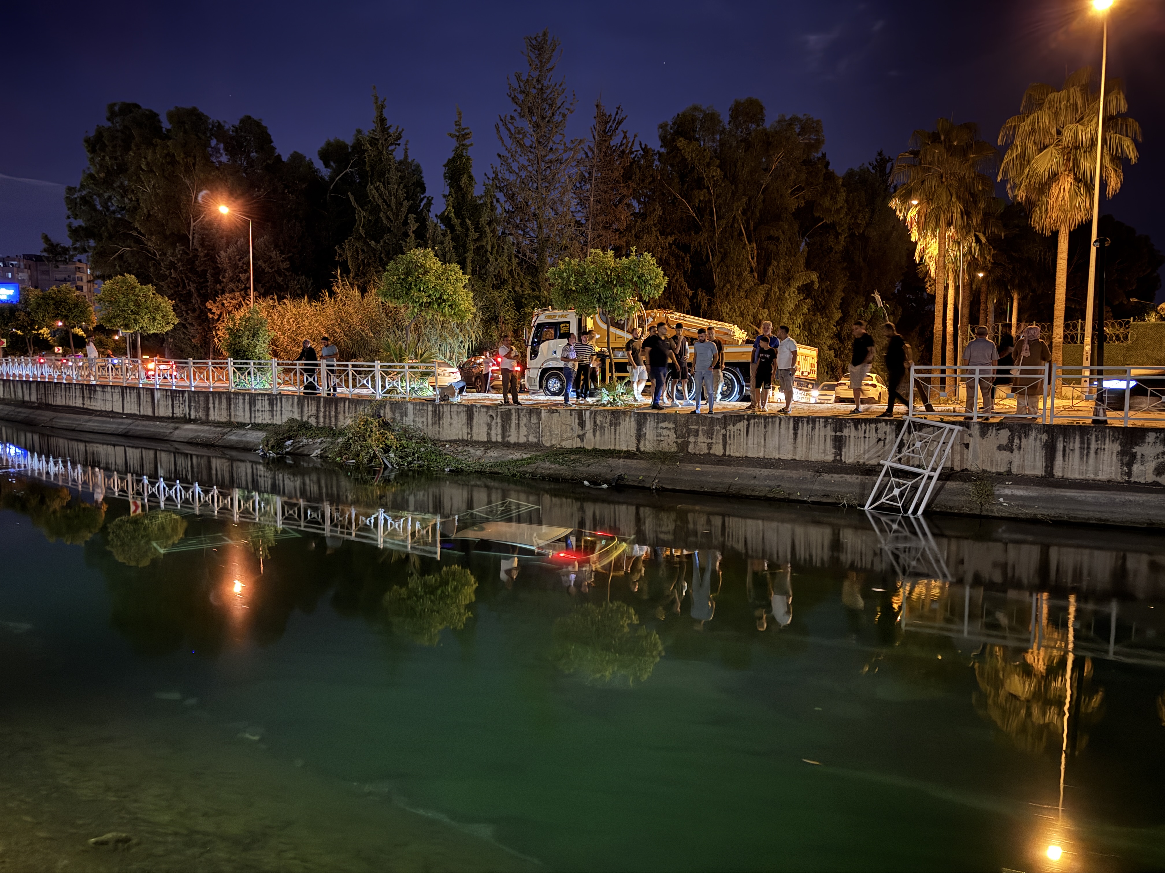 Adana’da otomobil bariyerleri aşarak sulama kanalına uçtu