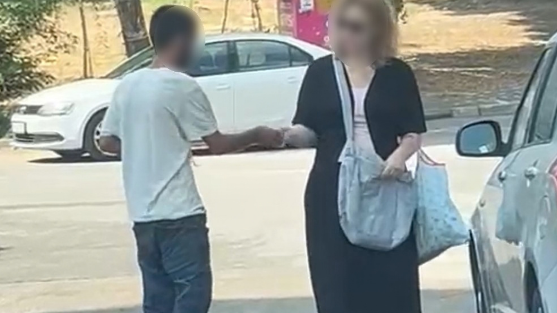 Adana’da sokak ortasında uçucu madde kullanan kişi kadının yolunu kesip para aldı