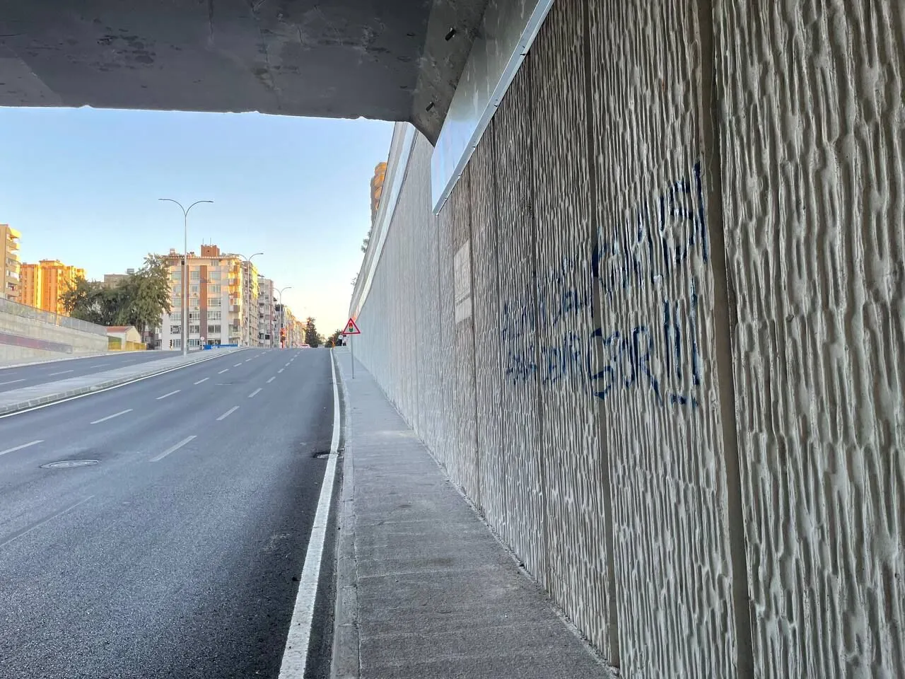 Adana’da yeni açılan Kasım Gülek Altgeçidi’nin duvarlarına yazılar yazıldı