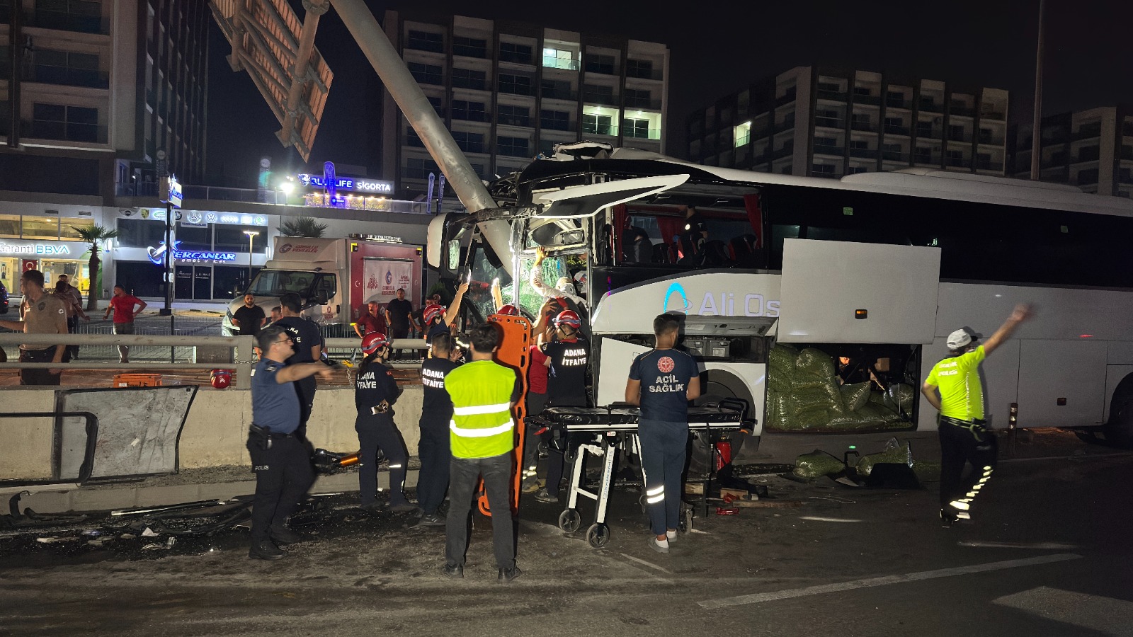 Adana’da yolcu otobüsü alt geçit duvarına çarptı: 11 kişi yaralandı