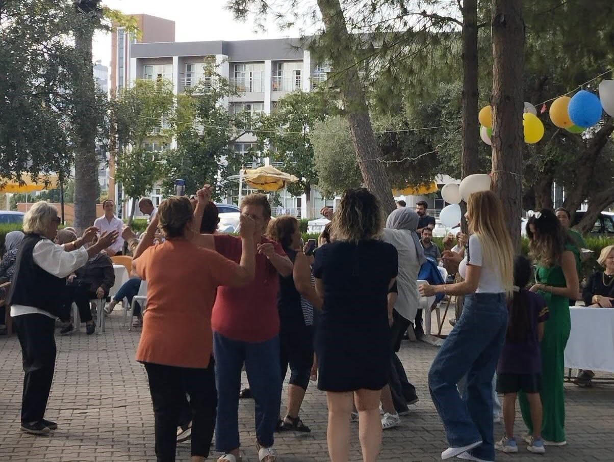 Adana’da huzurevi sakinleri doğum günü pastasında buluştu