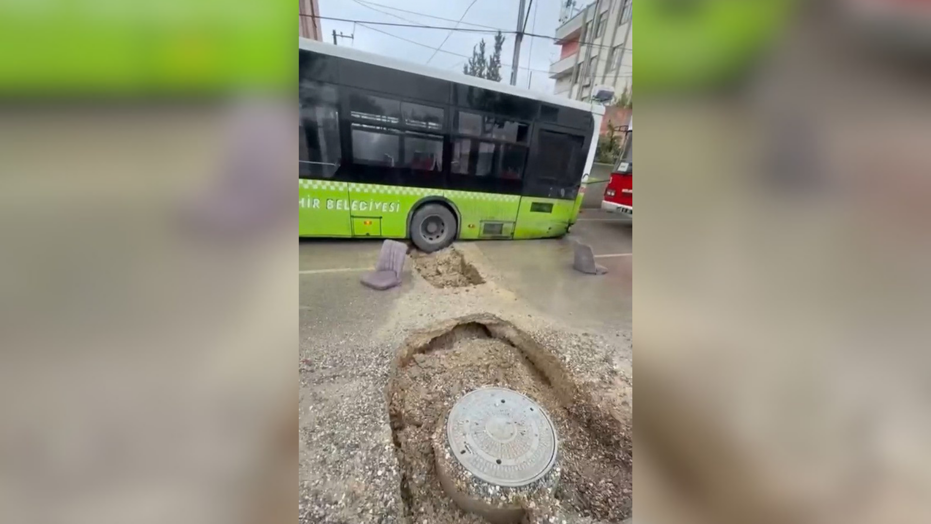 Adana’da belediye otobüsü yağış sonrası oluşan çukura düştü