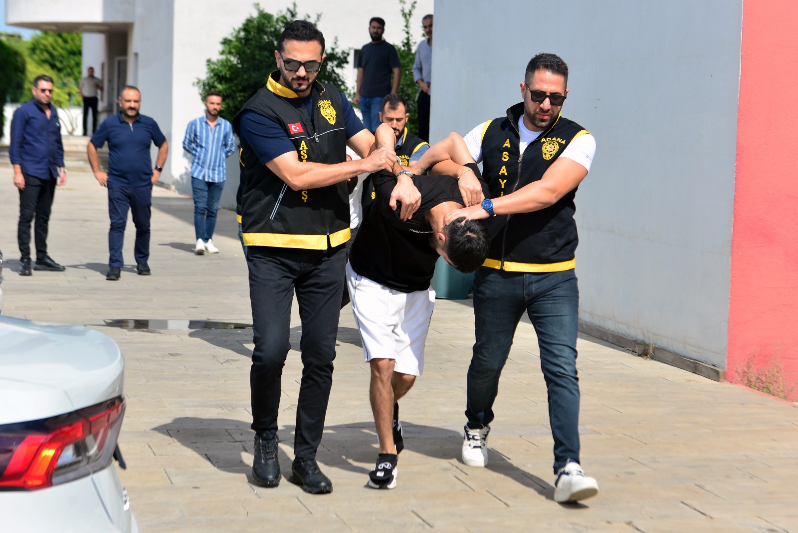 Adana’da polise ateş açıp el bombasıyla direnen firari tutuklandı