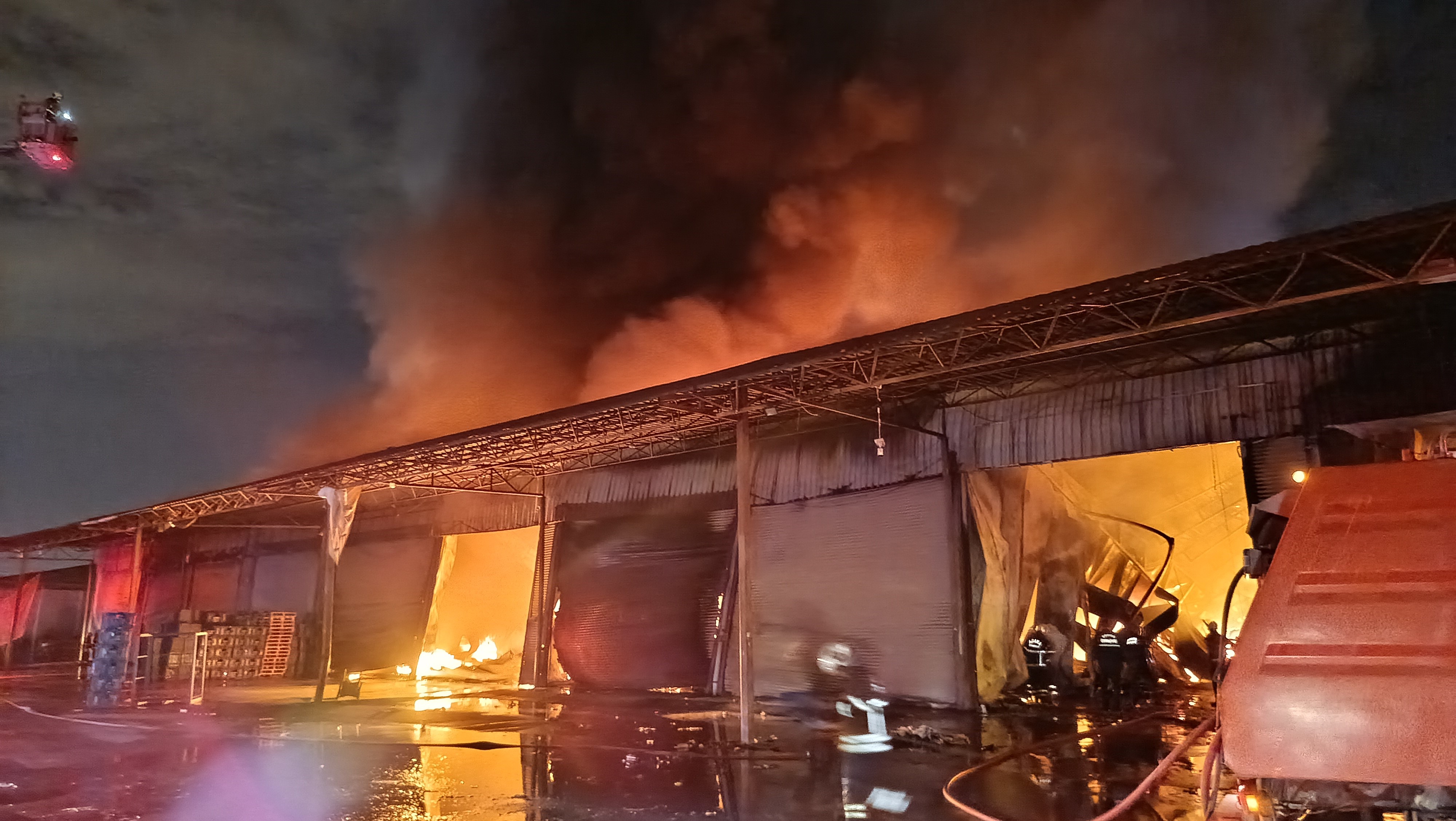 Adana halinde büyük yangın: 22 iş yeri kullanılamaz hale geldi