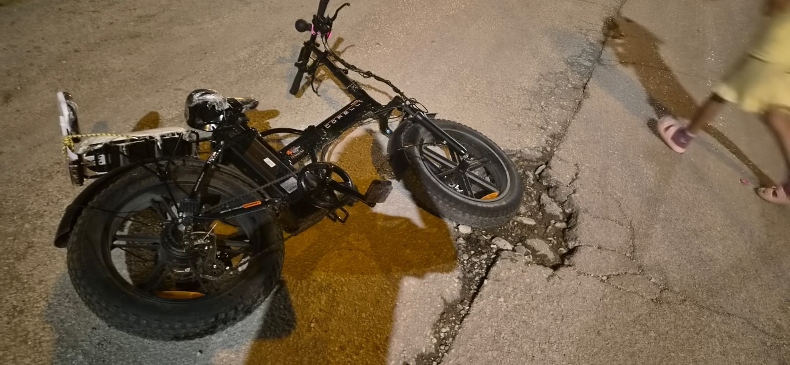 Adana’da elektrikli bisiklet çukura düştü: Baba ve kızı yaralandı