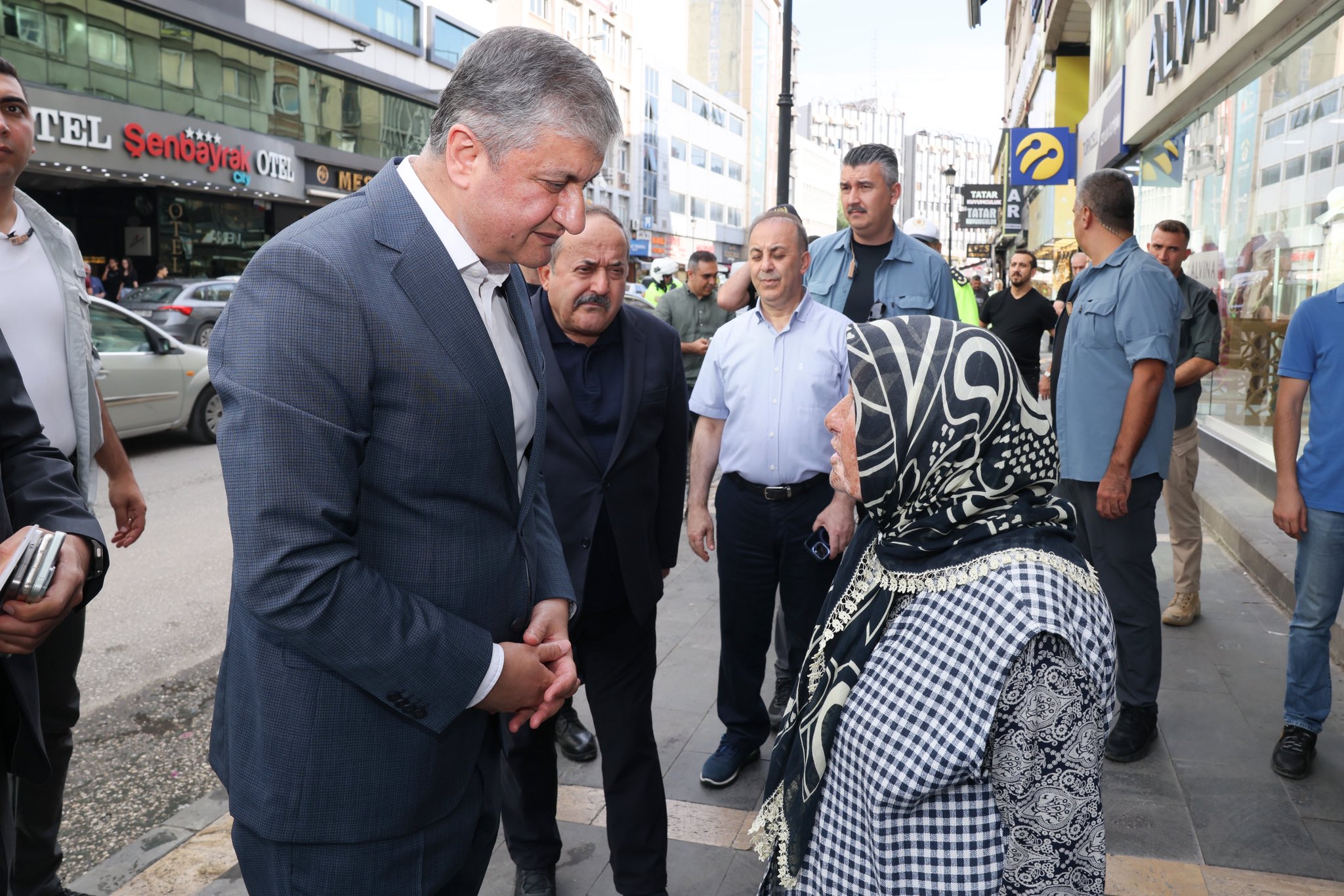 Adana Valisi Mustafa Yavuz, Sefa Özler Caddesi’nde esnaf ve vatandaşlarla buluştu